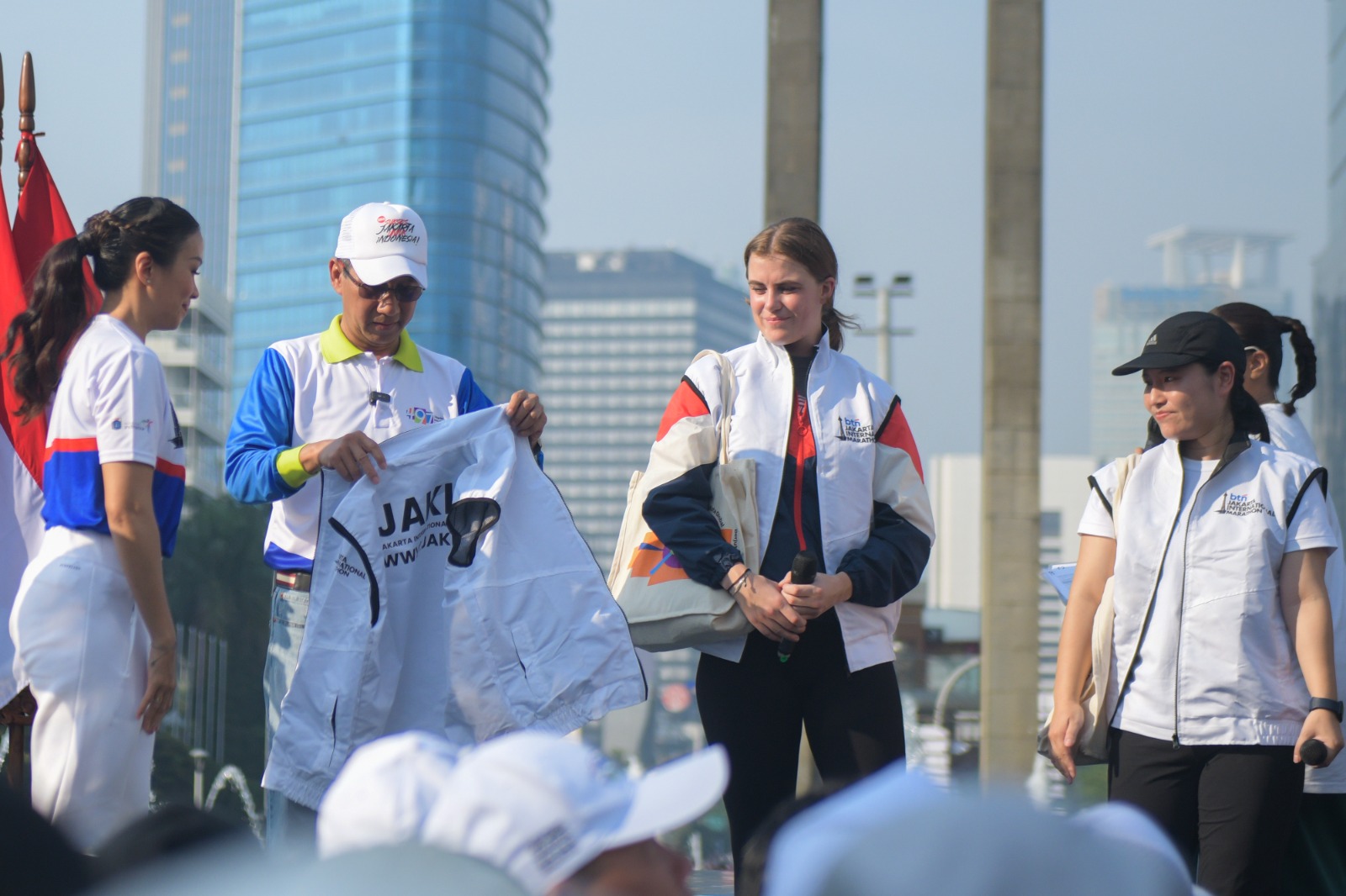 PJ Gubernur Gubernur DKI Heru Budi Hartono saat menyematkan Rompi BTN Jakarta International Maratahon 2024 (JAKIM) kepada Mantan Puteri Indonesia 2002 Melanie Putria Dewita Sari dalam rangkaian acara Pencanangan HUT DKI Jakarta ke-497 di Bundaran Hotel Indonesia Jakarta, Minggu (19/05/2024). (Foto: Endang Muchtar). BTN JAKIM 2024 Bakal Dimeriahkan 50 Cheering Seni Budaya