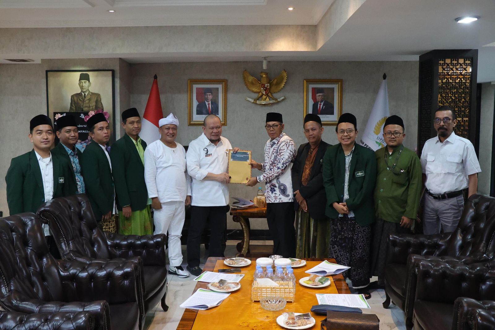 Ketua DPD RI, AA LaNyalla Mahmud Mattalitti (enam kiri) menerima delegasi Lembaga Bahtsul Masail (LBM) Pengurus Wilayah Nahdlatul Ulama (PWNU) Jawa Barat yang menyampaikan tiga rekomendasi terkait UU Daerah Khusus Jakarta (DKJ). dok. DPD RI. Temui Ketua DPD, LBM PWNU Jabar Sampaikan Rekomendasi Soal UU DKJ