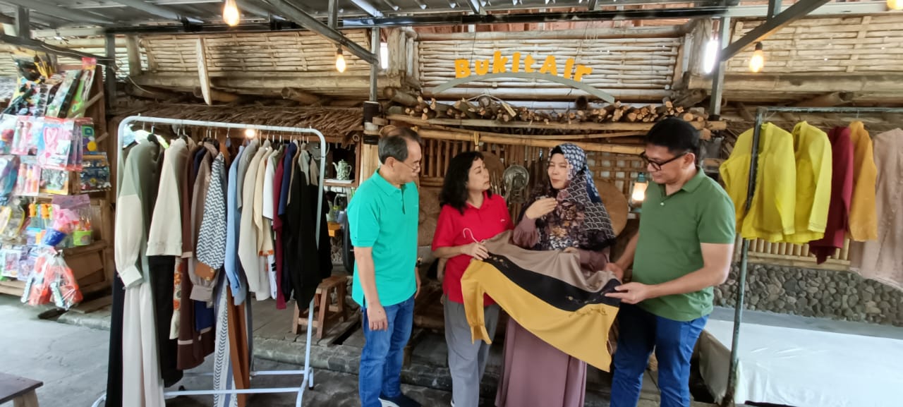 UMKM Binaan Astra di Bogor, Azkasyah (kedua kanan) menunjukkan produk fashion buatannya kepada Ketua Pengurus Yayasan Dharma Bhakti Astra (YDBA) Rahmat Samulo (kanan), Sekretaris Pengurus YDBA Ema Poedjiwati Prasetio (kedua kiri) dan Advisor YDBA Sigit P. Kumala (kiri) di Bukit Air Resto, Bogor, Selasa (21/5/2024). dok. YDBA. Azkasyah, UMKM Binaan Astra Melalui YDBA Makin Berkembang