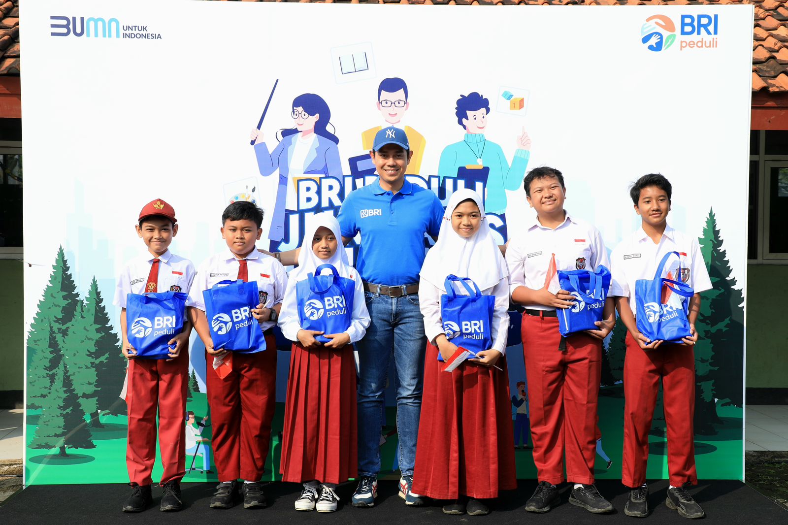 Corporate Secretary BRI Agustya Hendy Bernadi yang secara langsung menyerahkan bantuan di SDN 01 dan SDN 02 Gunung Geulis pada Sabtu (18/5/2024). dok. BRI. BRI Peduli Salurkan Bantuan CSR di SDN 01 dan 02 Gunung Geulis Bogor