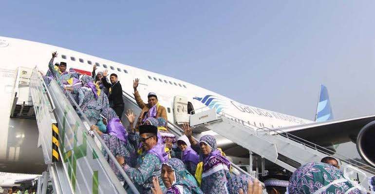 Ilustrasi jemaah haji memasuki pesawat Garuda Indonesia. dok. Garuda. Angkutan Jemaah Haji 2024, Kecewanya Kemenag pada Garuda