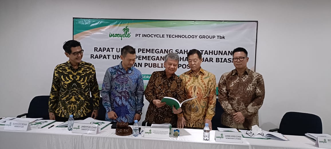 Kiri-Kanan: Direktur INOV, Suhendra Setiadi, Direktur Utama, Jae Hyuk Choi, Komisaris Independen, Widhyawan Prawiraatmadja, Presiden Komisaris, Jung Hyo Choi, serta Direktur, Won Hyuk Choi seusai RUPSTahunan dan RUPSLB di Cikupa,Tangerang Rabu (22/5/2024). dok. INOV. INOV Siap Manfaatkan Potensi Pasar Serat Poliester Daur Ulang