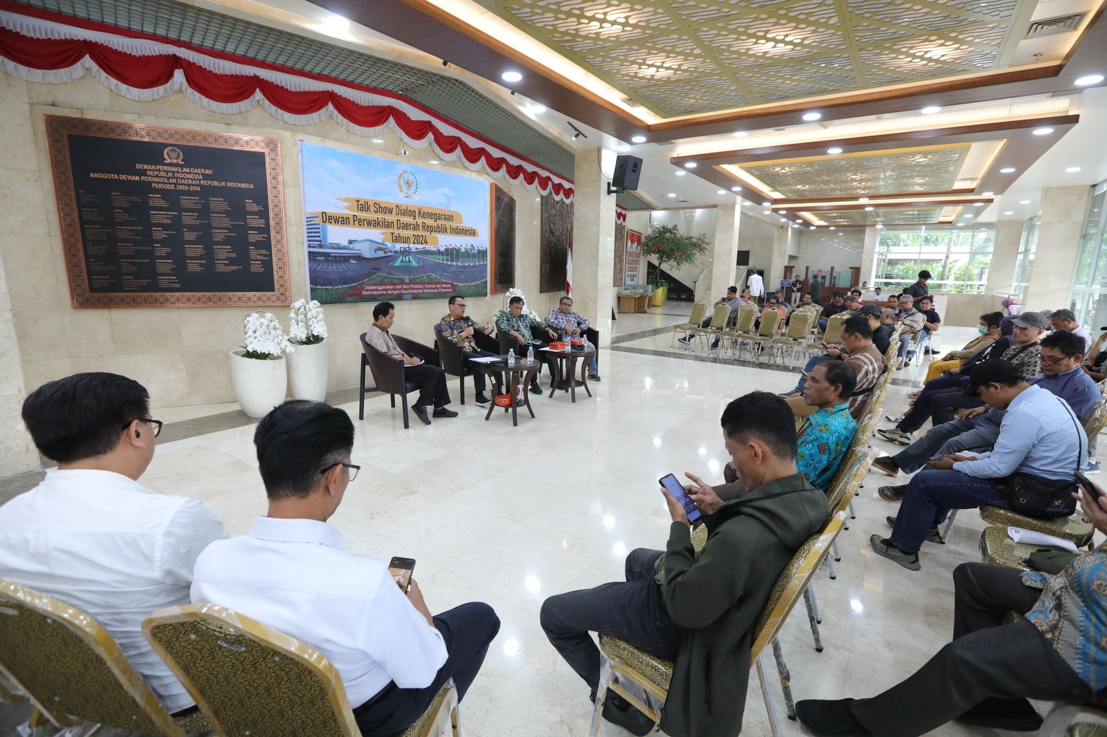 Ketua Komite III DPD RI Hasan Basri pada Dialog Kenegaraan membahas peran lembaga legislatif dalam pelayanan publik pada penyelenggaraan Ibadah Haji 2024, di gedung DPD RI, Komplek Parlemen Senayan Jakarta, Rabu (22/5/2024). dok. DPD. DPD Berperan Aktif Awasi Penyelenggaraan Ibadah Haji 2024