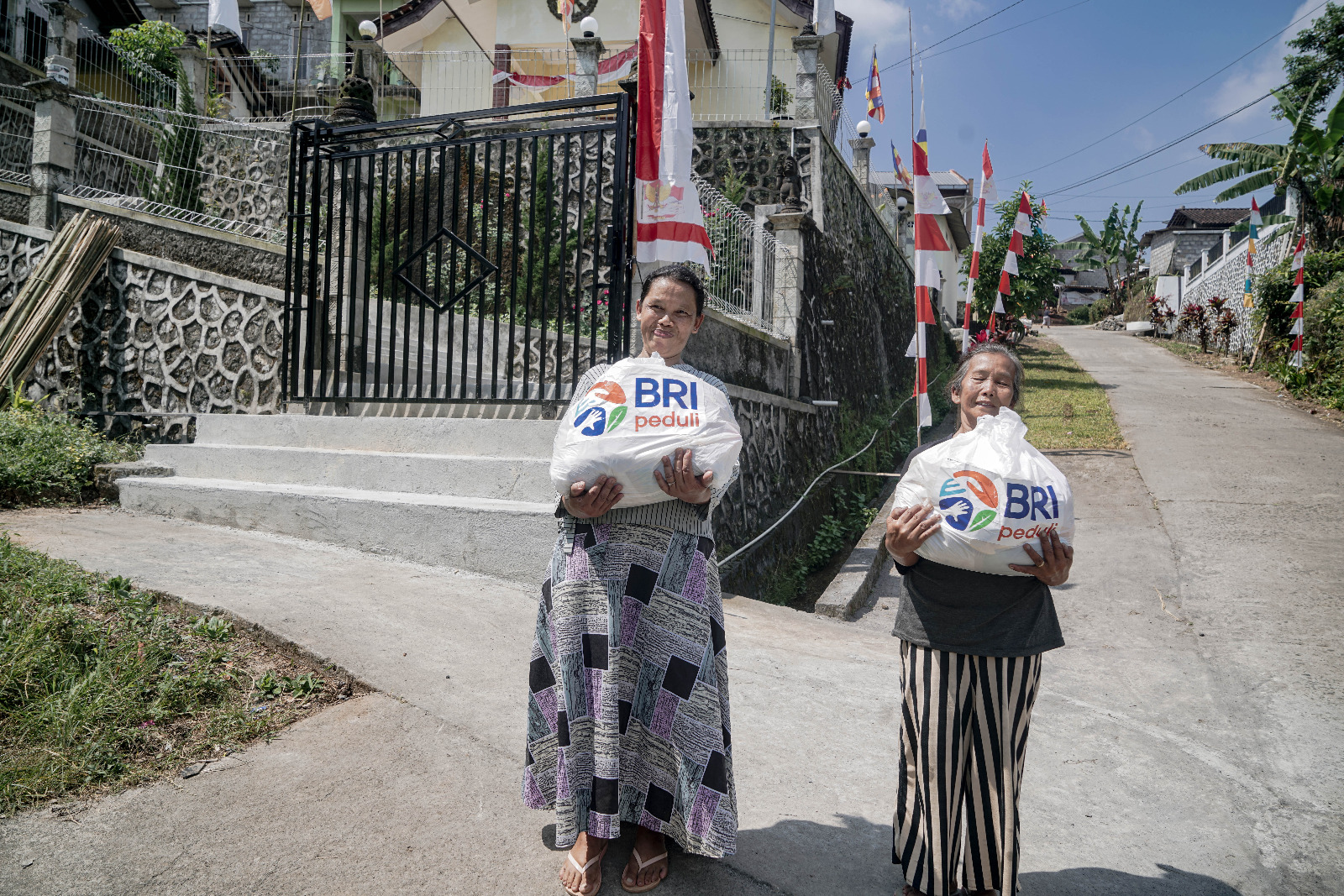 Memperingati Hari Raya Waisak 2024, Kamis (23/5/2024), PT Bank Rakyat Indonesia (Persero) Tbk. (BBRI) melalui BRI Peduli menyalurkan bantuan 1.000 (seribu) paket sembako bagi warga yang berada di wilayah Vihara Dhamma Gayasih. Mereka tersebar di 3 Desa –Getas, Tleter, dan Desa Tlogowungu– Kecamatan Kaloran, Kabupaten Temanggung. dok. BRI. Hari Raya Waisak 2024, BRI Peduli Salurkan Bantuan Untuk Vihara