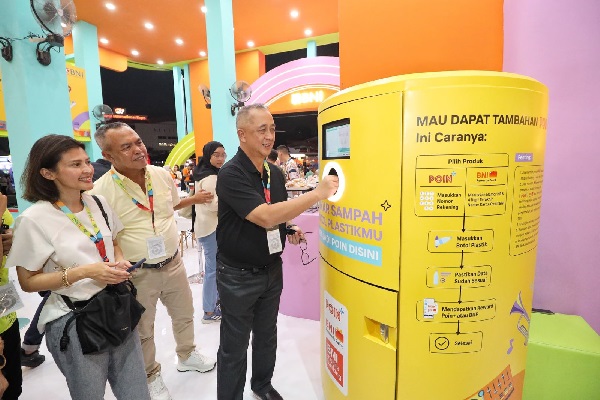 Recycle Vending Machine memungkinkan pengunjung BNI Java Jazz Festival 2024 menukarkan sampah botol plastik atau kaleng dengan poin plus. Sampah Botol Plastik Bisa Ditukar Poin Plus di Vending Machine BNI
