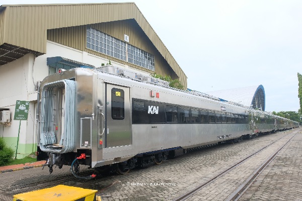 Kereta New Generation Produksi PT INKA (Persero) PT INKA Selesaikan 11 Train Set Kereta New Generation