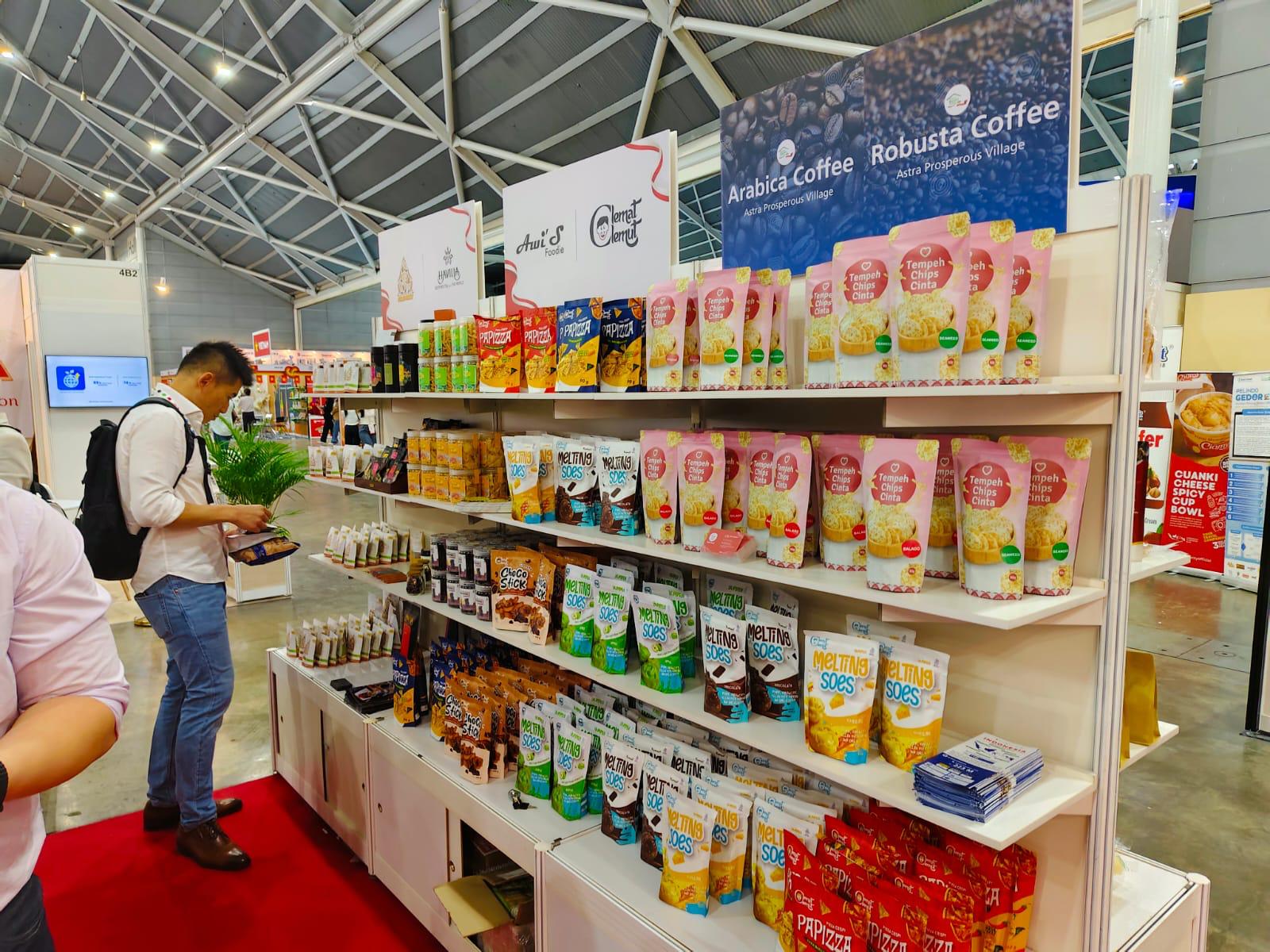 BRI memberangkatkan delapan pelaku UMKM Indonesia ke Food & Hotel Asia (FHA) Food & Beverage 2024. Inilah pameran perdagangan makanan dan minuman berskala Internasional yang terbesar dan terkemuka di Asia. Acara tersebut terselenggara selama 4 hari pada 23-26 April 2024 di Singapore Expo yang diikuti oleh lebih dari 50 negara. dok. BRI. Go Global, BRI (BBRI) Berangkatkan 8 UMKM Ikuti Pameran di Singapura