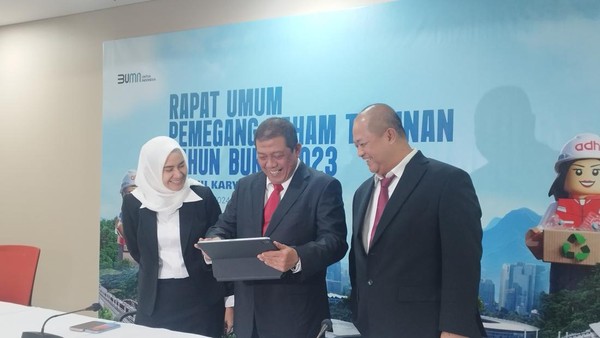 Pengurus Adhi Karya memeriksa annual report perseroan melalui tablet. FOTO - ISTIMEWA Jatuh Tempo, Adhi Karya (ADHI) Siap Lunasi Obligasi Rp473 Miliar