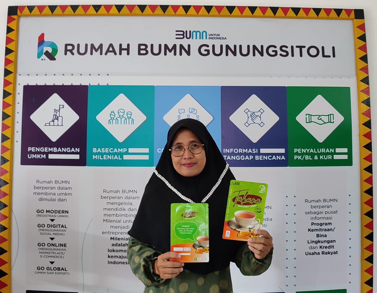 PackFest 2024 diikuti oleh 349 UMKM yang tersebar di 44 Rumah BUMN Telkom di seluruh Indonesia. Pada tahun kedua ini, PackFest memproduksi 228.500 kemasan baru yang telah ditingkatkan dari sisi desain dan bahan. Bahan-bahan kemasan yang digunakan dalam kegiatan Packfest 2024 ini adalah paper metalized dan aluminium foil. dok. Telkom. PackFest 2024, Telkom Ajak UMKM Naik Kelas Melalui Kemasan Kekinian