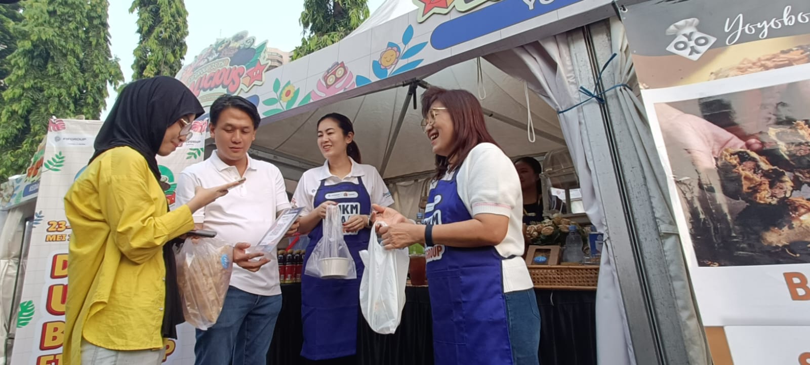 Direktur FIFGROUP, Esther Sri Harjati (kanan) Valentina Chai (kedua dari kanan) dan Daniel Hartono (tengah) mengunjungi booth UMKM Binaan di FIFGROUP 35th LOCALICIOUS, Senin (27/5/2024). Mereka melihat langsung antusiasme dan keramaian masyarakat yang berkunjung. dok. ist. FIFGROUP 35th LOCALICIOUS, Luar Biasa Peningkatan Omzet Warung Neng