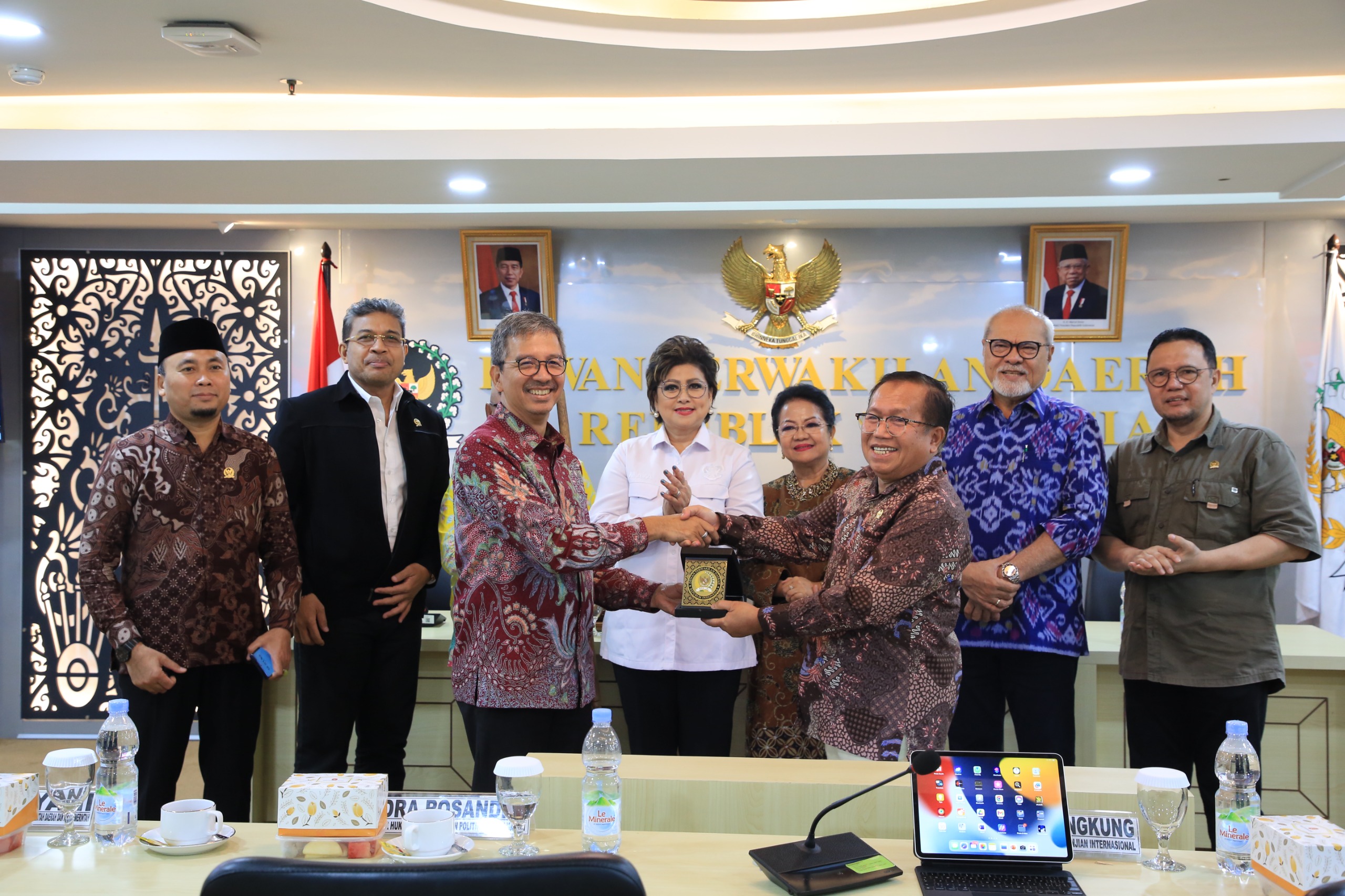 Rapat Kerja bersama dengan Dirjen Hukum dan Perjanjian Internasional Kementerian Luar Negeri RI di Ruang Rapat Kutai, Gedung B DPD RI, Kompleks Parlemen, Senayan, Jakarta, Kamis (30/5/2024). dok. DPD RI. Penting Jalin Kerja Sama Bilateral dengan ASEAN, Jadi Bahasan BKSP