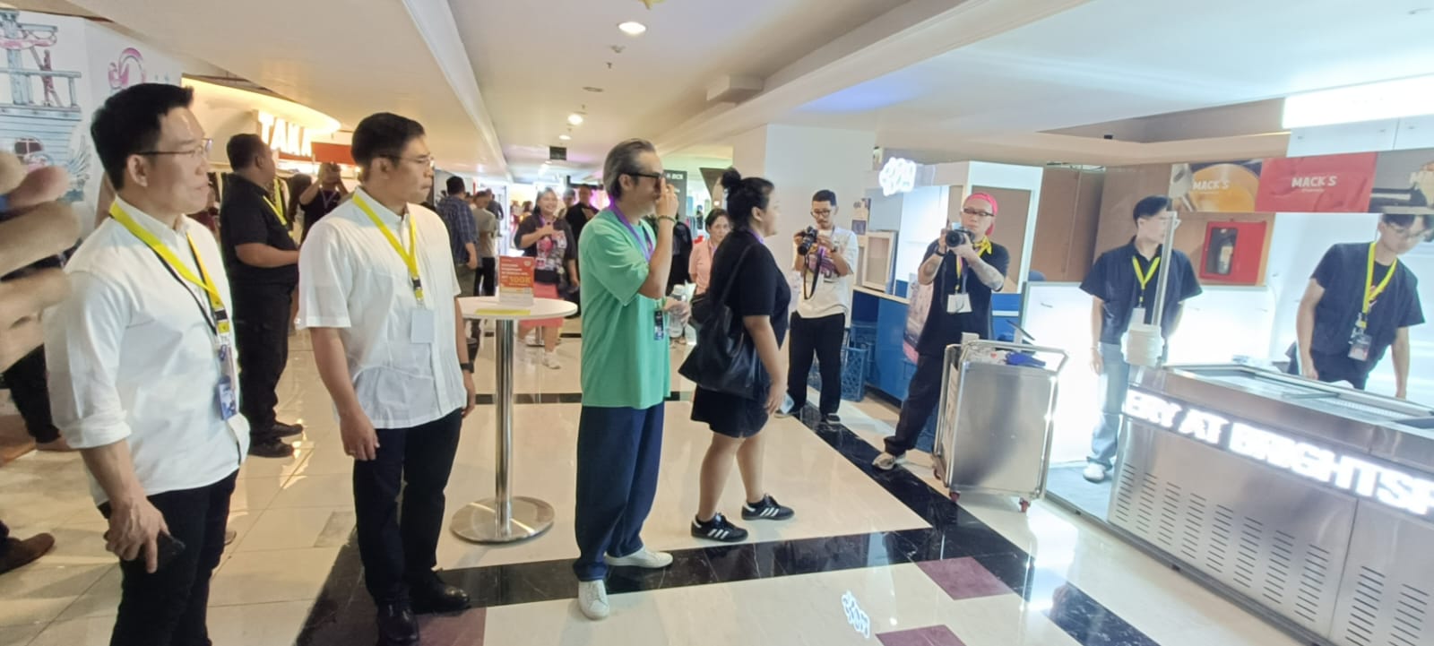 I Ketut Alam Wangsawijaya, Executive Vice President BCA (kiri), Leonard Theosabrata, Co-Founder Brightspot Indonesia (tengah), dan Dody Santosa Iswan, Senior Vice President BCA. dok. BCA. Kolaborasi Kreatif, myBCA X Brightspot Mall 2024 Hadir di Ratu Plaza
