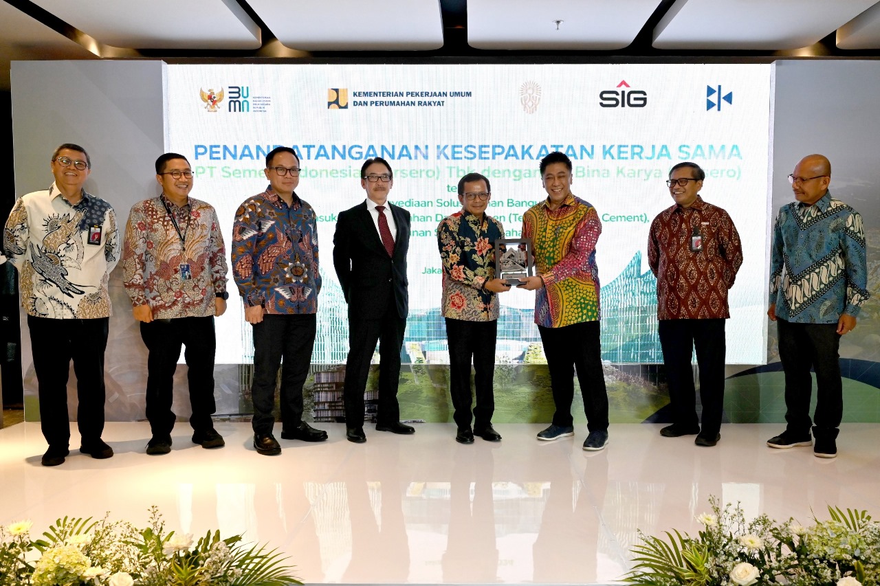 Direktur Utama SIG, Donny Arsal (kelima kiri) menyerahkan cendera mata kepada Direktur Utama Bina Karya, Boyke Prasetyanto usai penandatanganan Kesepakatan Kerja Sama Tentang Penyediaan Solusi Bahan Bangunan Termasuk Produk Berbahan Dasar Semen (Termasuk Green Cement), Produk Turunan Semen dan Bahan Bangunan, di The East Tower, Jakarta, pada Kamis (30/05/2024). dok. SIG. SIG - Bina Karya Kerja Sama Penyediaan Green Cement Proyek IKN