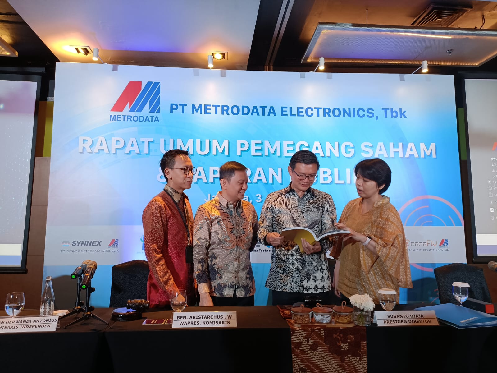 Kiri-kanan: 1. Alexander Kuntoro - Direktur 2. Randy Kartadinata - Direktur 3. Susanto Djaja - Presiden Direktur 4. Sur Hang Aiwan - Direktur. dok. MTDL. Metrodata (MTDL) Sepakat Bagikan Dividen Rp257,8M