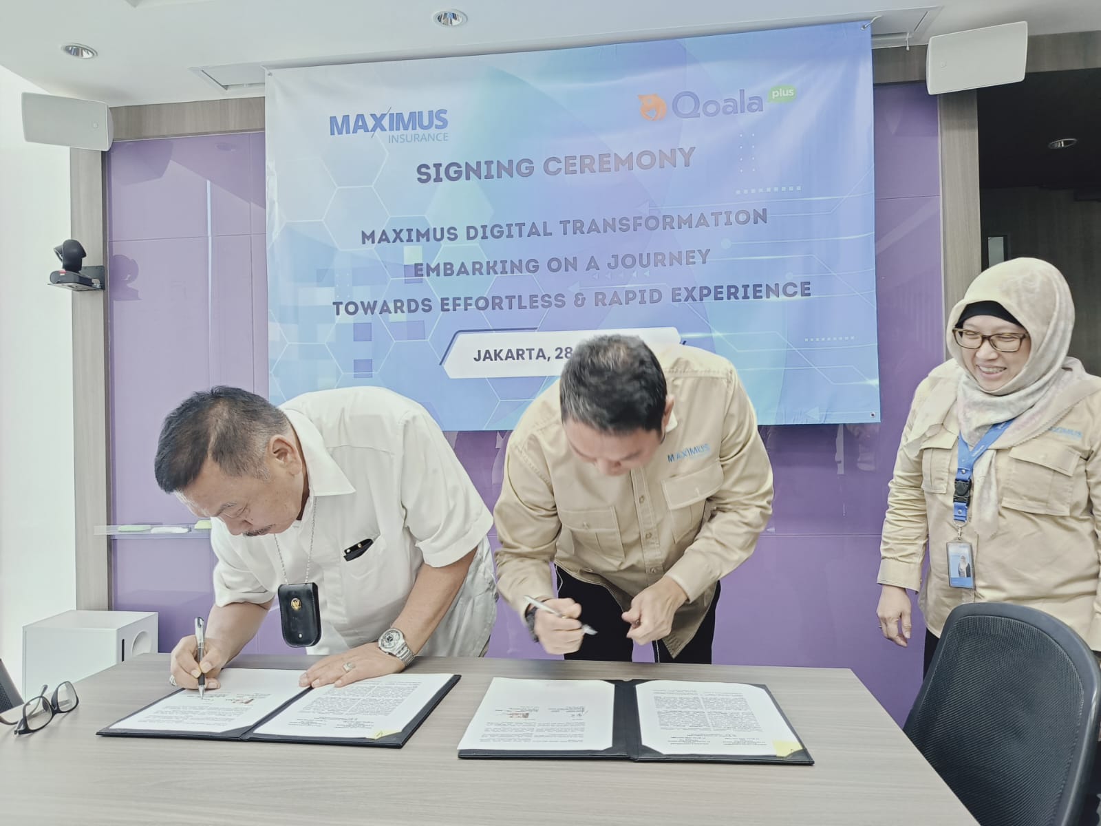 Maximus Insurance dan Qoala Plus menandatangani perjanjian kerjasama pemasaran produk asuransi. Dok/istimewa Perkuat Penjualan Digital, Maximus Insurance (ASMI) Gandeng Qoala Plus