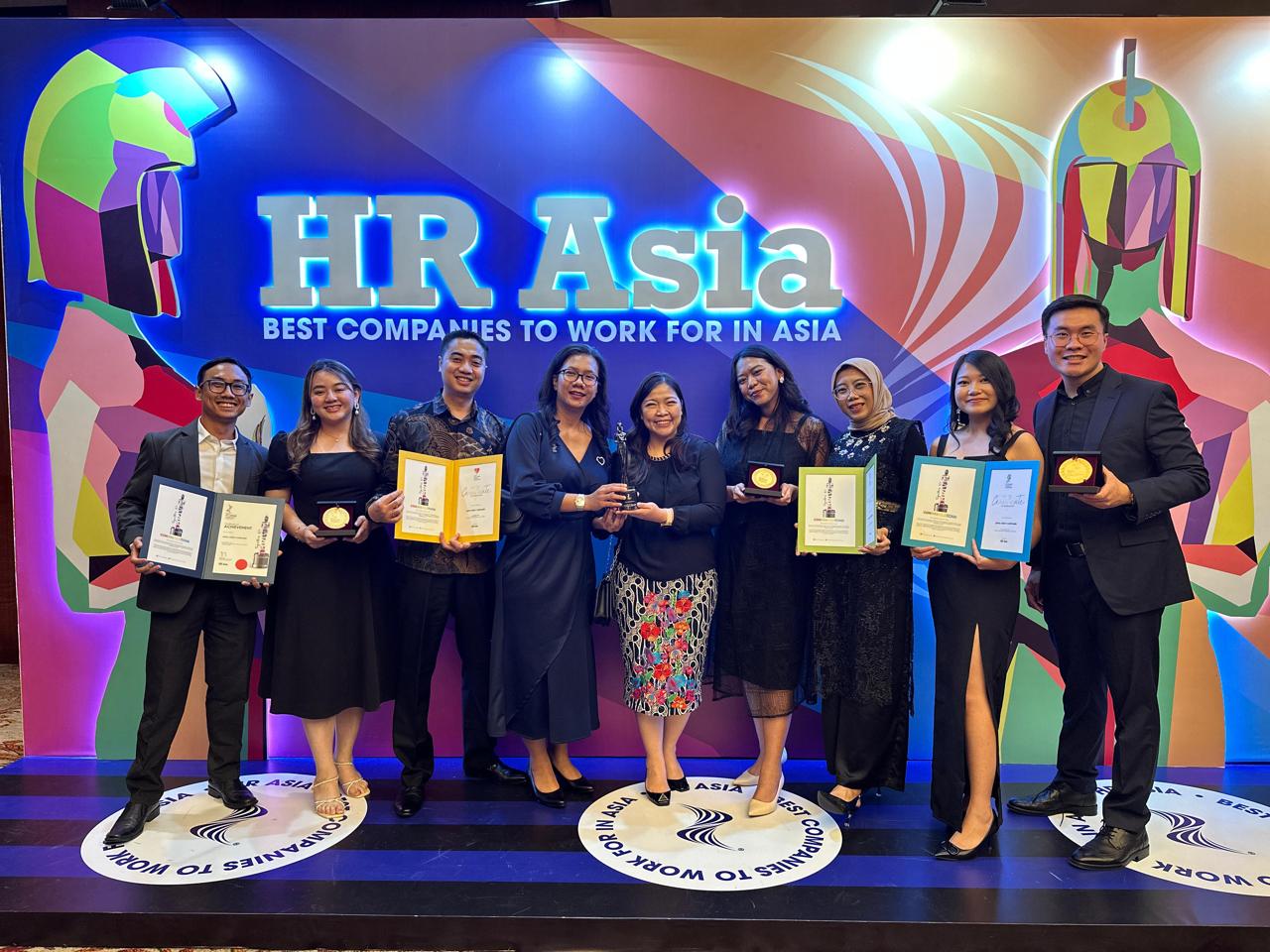 Penghargaan HR Asia Awards 2024 diterima langsung oleh Chief Human Capital Officer ACC, Matilda Esther didampingi oleh Human Capital Division Head Katarina Wulandari dan Corporate Strategic, Communication & ESR Division Head Riadi Prasodjo pada 31 Mei 2024. dok. ist. ACC Kembali Dinobatkan sebagai Best Company to Work for in Asia