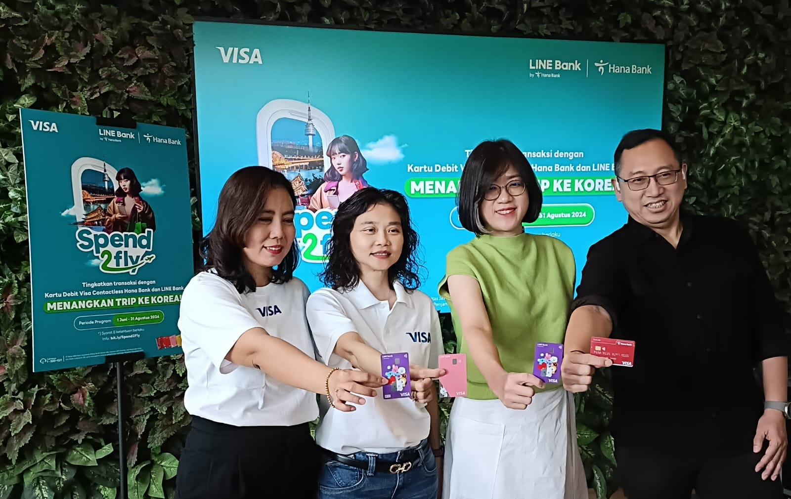 Kiri-Kanan: Okky Larasanty, Client Relationship Management Leader Visa Indonesia, Jacqueline Hartono, Head of Client Relationship Management Visa Indonesia, Tanuwijaya Diana, Head of Funding Product&Digital Marketing Hana Bank, dan Adi Haryadi, Head of E-channel Management Hana Bank. dok. ist. Kolaborasi Hana Bank-Visa, Ajak Nasabah Trip ke Korea Selatan