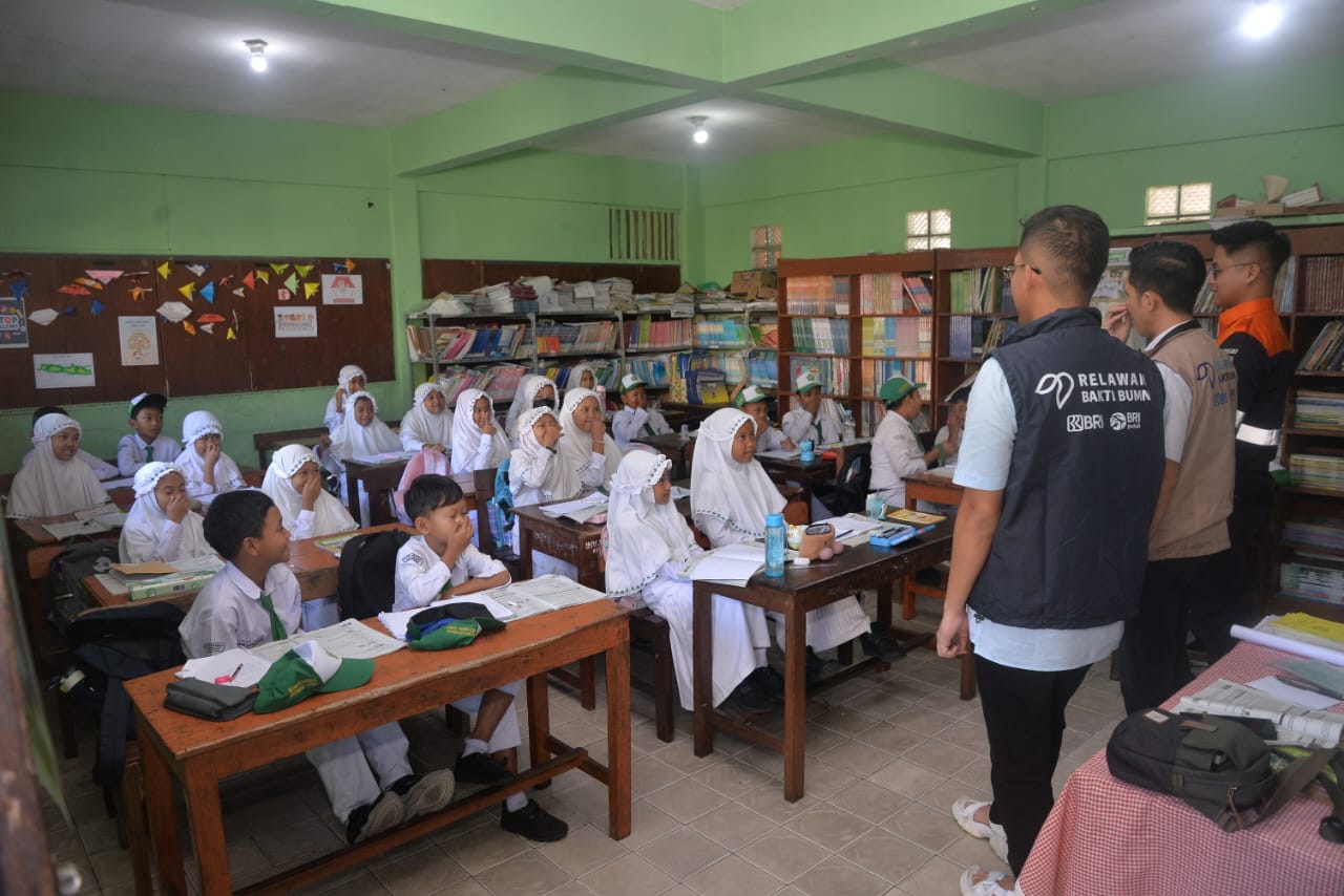 Dalam Relawan Bakti BUMN 2024, BRI mengajak Insan BRILian pekerja BRI dan karyawan BUMN lainnya untuk ikut berpetualang di Desa BRILiaN Ketapanrame, di wilayah Kecamatan Trawas, Kabupaten Mojokerto, Provinsi Jawa Timur. dok. BRI. Bakti BUMN 2024, BRI (BBRI) Ajak Relawan Berpetualang di Desa BRILiaN