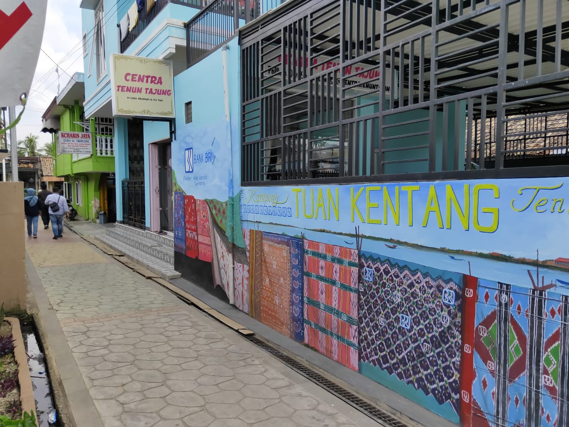 Klaster Usaha Kain Tuan Kentang semakin berkembang dan dikenal banyak orang. Usaha mereka pun naik kelas berkat bantuan dari PT Bank Rakyat Indonesia (Persero) Tbk. (BBRI), atau BRI sejak tahun 2017. dok. BRI. Klaster Usaha Kain Tuan Kentang Palembang Naik Kelas Berkat BRI (BBRI)