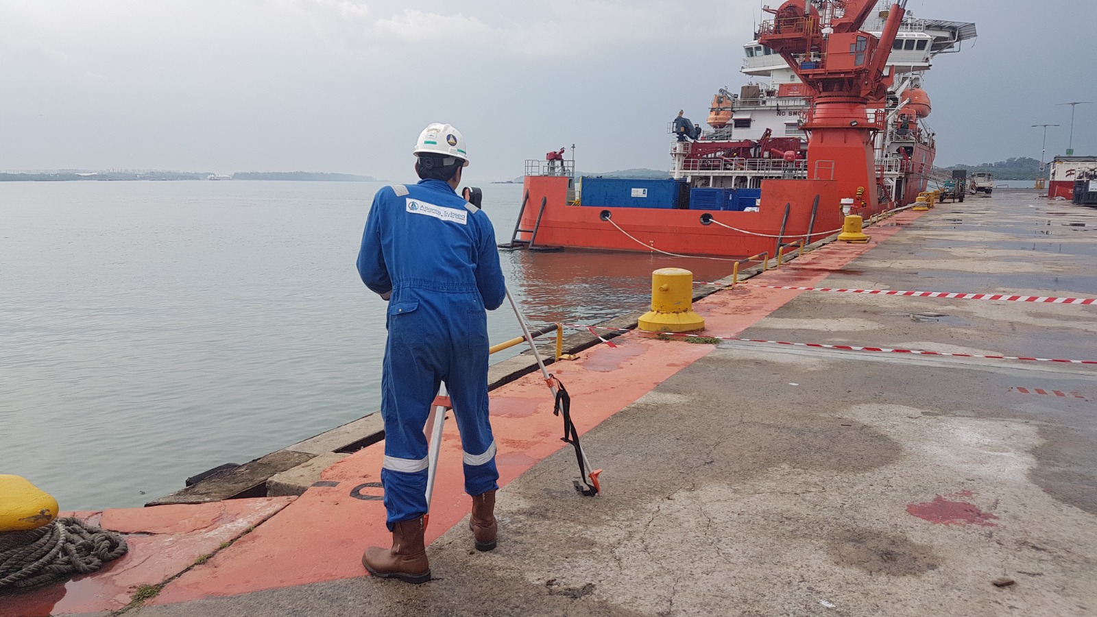 Seorang pekerja tengah melakukan pengkuran untuk pemetaan melalui survei sesuai kebutuhan klien. FOTO - ISTIMEWA Awal Positif, Atlantis (ATLA) Medio 2024 Raih Dua Kontrak Baru