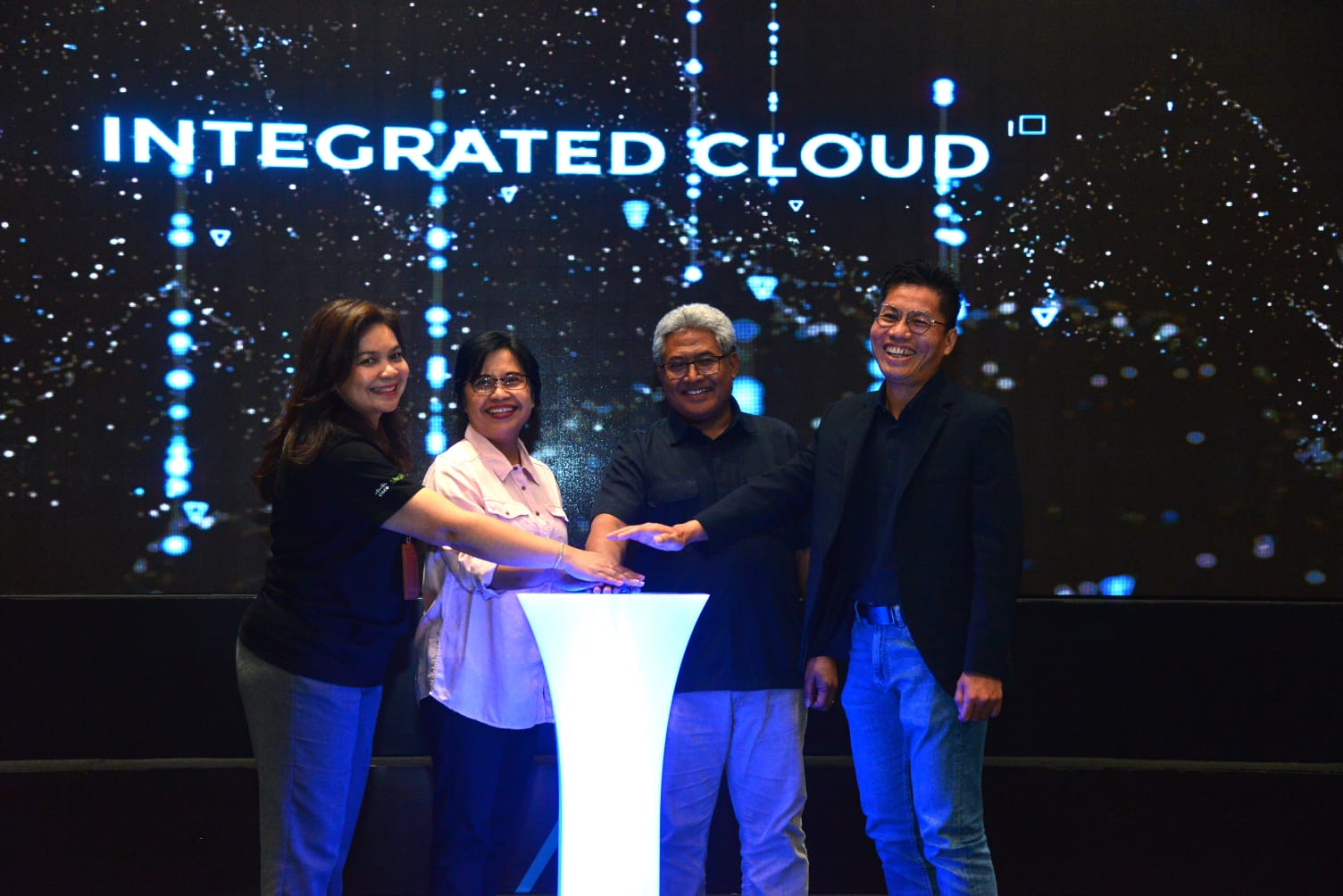 Direktur Enterprise & Business Service Telkom Indonesia FM Venusiana R. (kedua kiri), Direktur Network & IT Solution Telkom Indonesia Herlan Wijanarko (kedua kanan), President Director PINS Indonesia Roberto Surya Negara (kanan) dan Managing Director Cisco Indonesia Marina Kacaribu (kiri) saat peluncuran produk terbaru PINS Managed SASE, di Jakarta, Selasa (4/6/2024). dok. ist. Bersama Cisco, PINS Hadirkan Solusi Layanan Cloud Terintegrasi