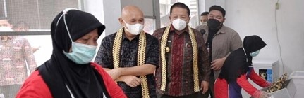 Proses produksi produsen kue, dan Keripik Kulit Ikan Rafins Snack dari Pringsewu, Lampung mendapat kunjungan Menteri Koperasi dan UKM Teten Masduki. dok. BRI. Berkat Pameran dan KUR BRI, Keripik Kulit Ikan Rafins Snack Mendunia