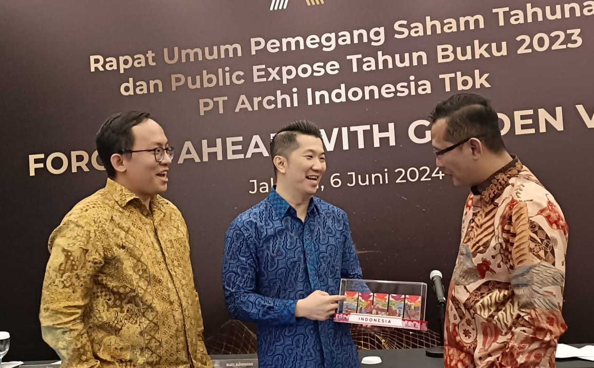 Kiri-Kanan: Juanda (Investor Relations), Rudy Suhendra (Direktur Utama), dan ?Hidayat Dwiputro Sulaksono (Direktur). dok. Archi Indonesia. Sepanjang 2023 Archi Indonesia (ARCI) Berhasil Catat Kinerja Cemerlang