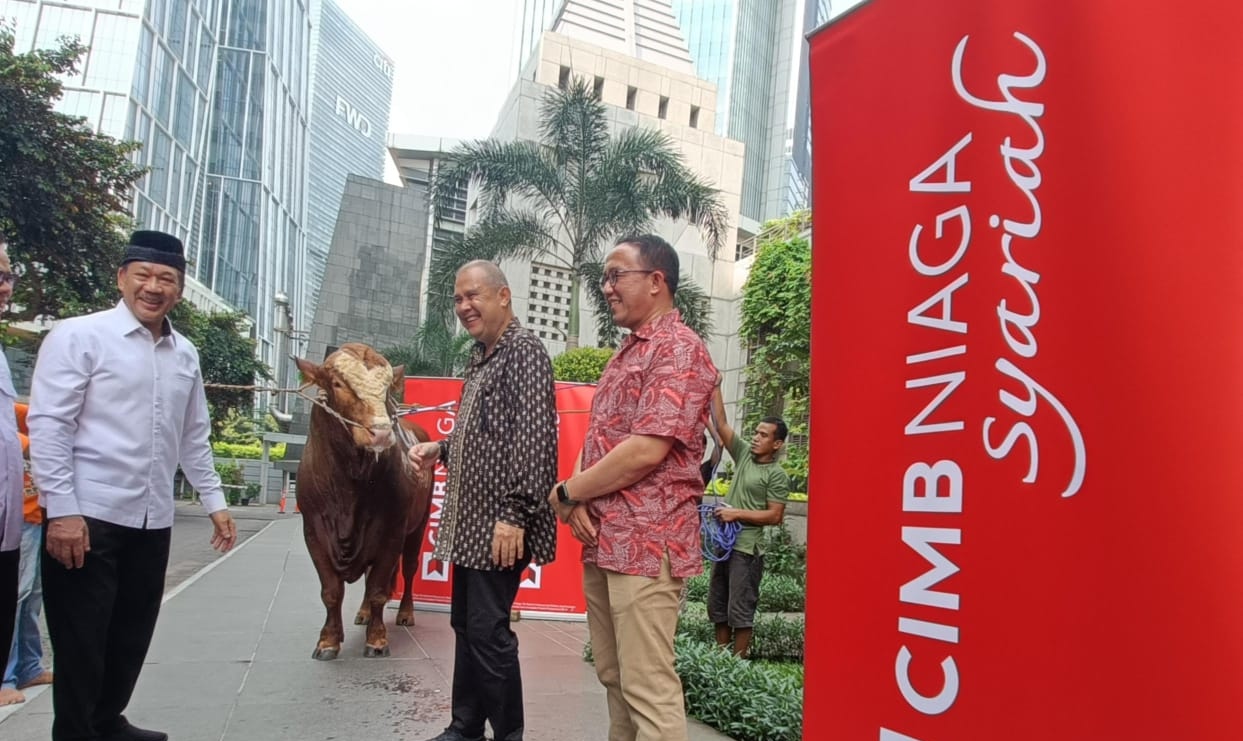 Direktur Syariah Banking CIMB Niaga Pandji P. Djajanegara (kedua kanan) didampingi oleh Head of Advisory & Legal CIMB Niaga Syariah Syamsul Aidi Bachtiar (kanan) menyerahkan bantuan 1 ekor sapi limosin seberat 1,2 ton kepada Ketua Umum Badan Amil Zakat Nasional (BAZNAS) RI Prof. Dr. KH. Noor Achmad, MA (kiri) di Graha CIMB Niaga, Jakarta, Jumat (7/6/2024). dok. CIMB Niaga Syariah. Idul Adha 2024, CIMB Niaga Syariah Berbagi Kebahagiaan Untuk Semua