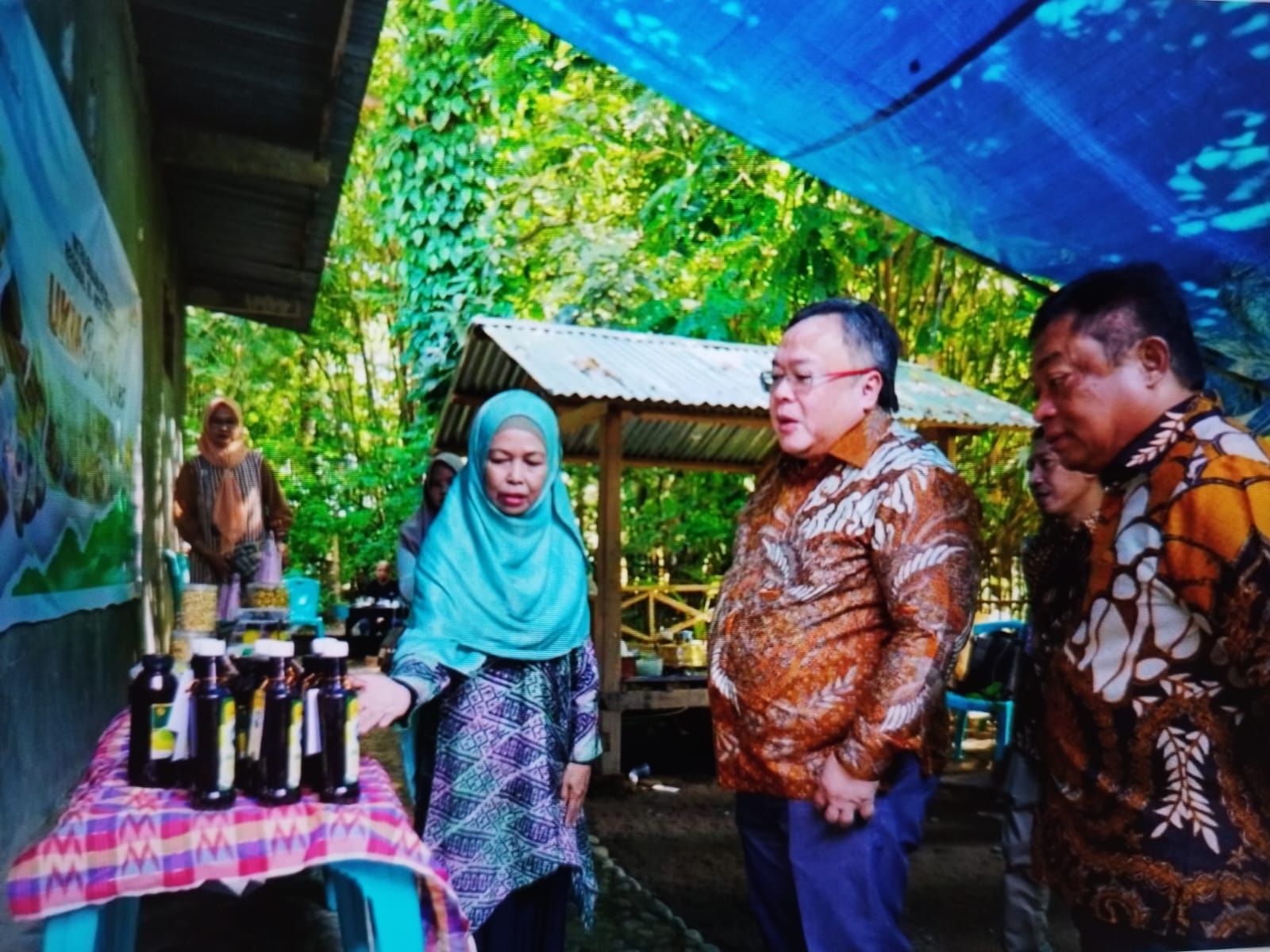 Komisaris dan Direksi Telkom juga melakukan kunjungan ke Balla Ratea, UMKM unggulan mitra binaan Telkom yang bergerak di bidang kuliner khas Makassar dengan menggunakan bahan baku lokal namun dikemas lebih modern. dok. Telkom. Corporate Customer Gathering Telkom Beri Bantuan ke UMKM di Makassar