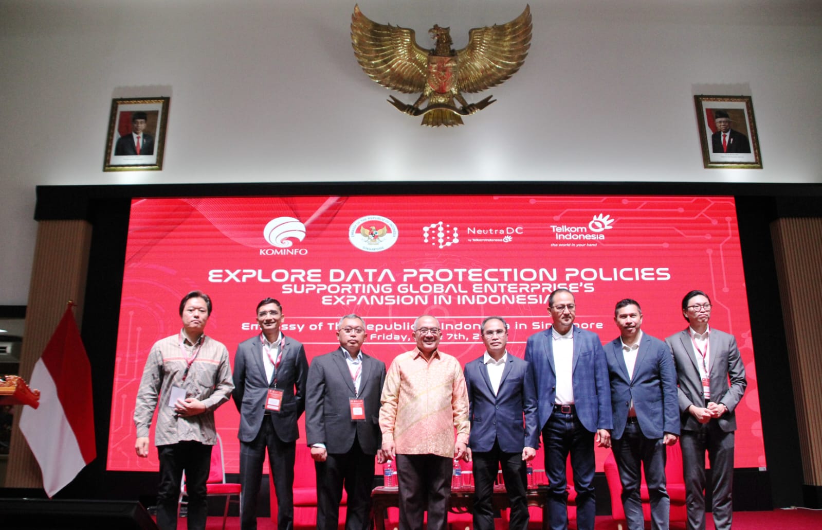 Duta Besar RI Singapura Suryo Pratomo (empat kiri) melakukan sesi foto bersama Dirjen Aptika Kemenkominfo Semuel Abrijani Pangerapan (tiga kanan), Direktur Group Business Development Telkom Honesti Basyir (empat kanan), beserta jajaran direksi NeutraDC dan panelis. dok. Telkom. NeutraDC-KBRI Singapura Gelar Diskusi Panel Kebijakan Pelindungan Data