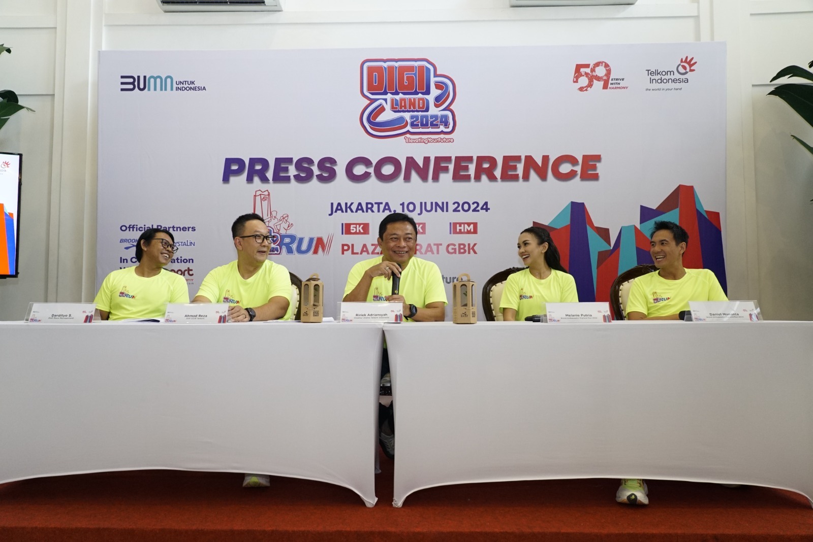 Direktur Utama Telkom Indonesia, Ririek Adriansyah (tengah), SVP Corporate Communication & Investor Relation Telkom, Ahmad Reza (kedua dari kiri), Brand Ambassador Digiland Run 2024, Daniel Mananta (paling kanan) dan Melanie Putria (kedua kanan), serta Director D&D Sport, Dardityo Santoso (paling kiri) saat acara press conference Digiland Run 2024 di Jakarta, Senin (10/6/2024). dok. ist. HUT Ke-59 Telkom, Antusiasme Tinggi Untuk Ikuti Digiland Run 2024