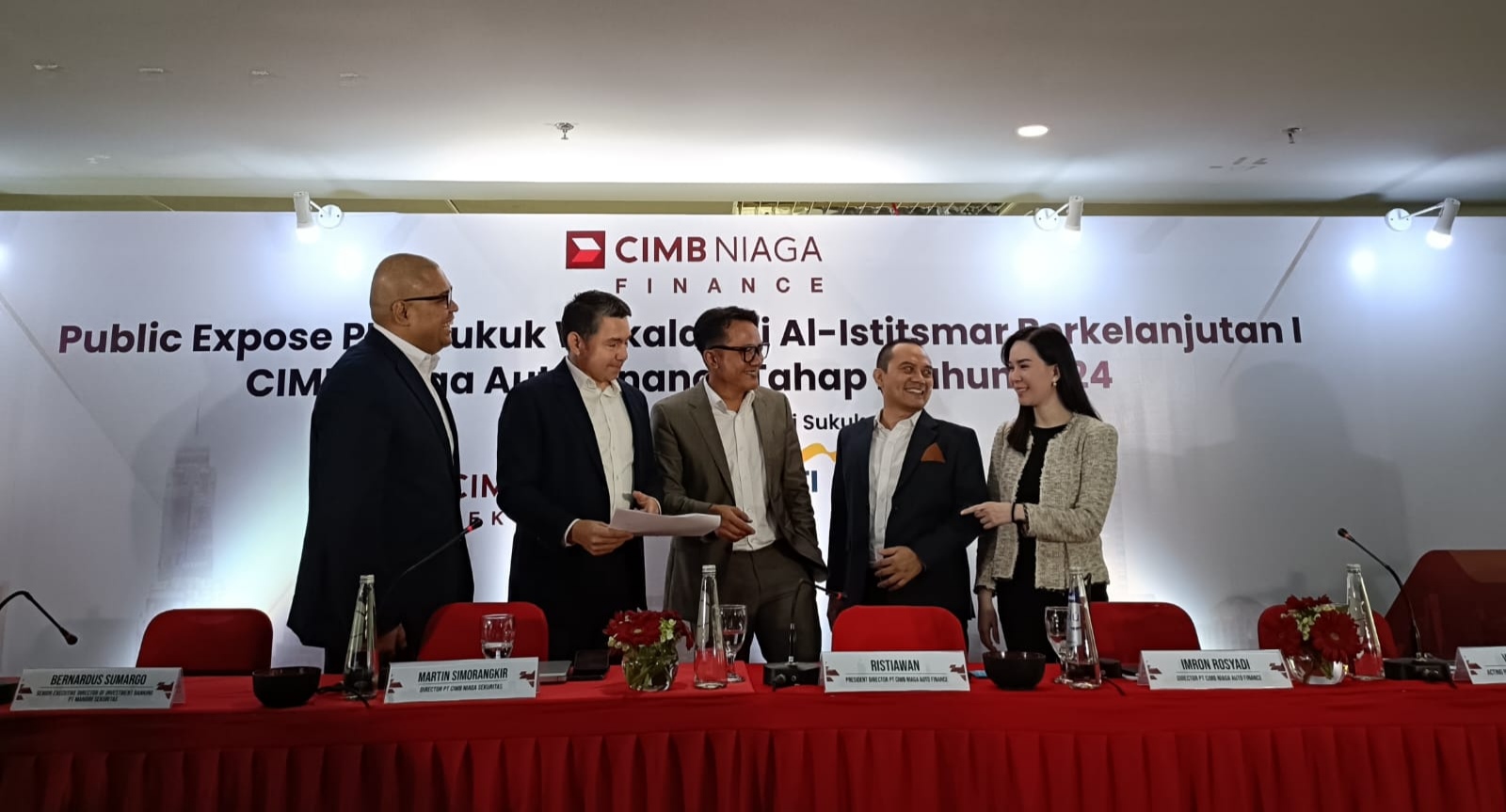 Kiri-Kanan: Bernardus Sumargo - Senior Executive Director of Investment Banking PT Mandiri Sekuritas, Martin Simorangkir - Director PT CIMB Niaga Sekuritas, Ristiawan Suherman - President Director PT CIMB Niaga Auto Finance, M Imron Rosyadi Nur, ST Finance & Strategy Director, dan Vera Ongyono - Acting President Director PT BNI Sekuritas. dok. CNAF. Tingkatkan Pertumbuhan Pembiayaan, CNAF Tawarkan SUKUK Rp1 Triliun