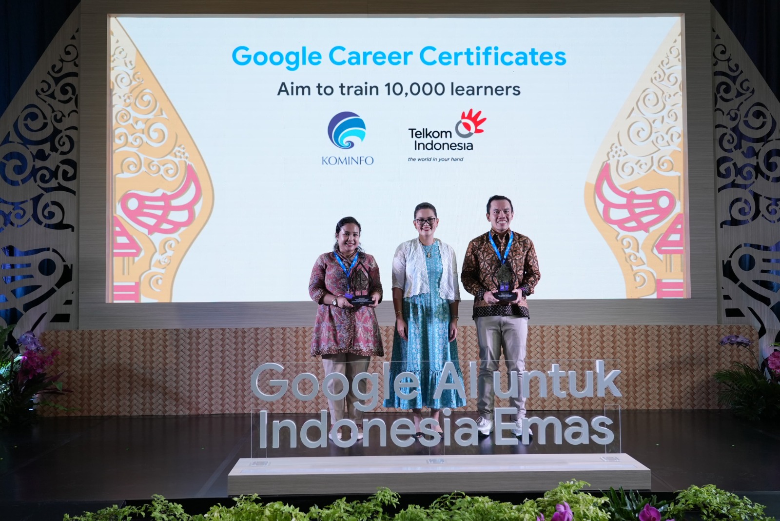 Direktur Digital Business Telkom Fajrin Rasyid (kanan) menerima cindera mata dari Direktur Hubungan Pemerintahan dan Kebijakan Publik Google Indonesia Putri Alam (tengah) di Jakarta beberapa waktu lalu. dok. Telkom. Wujudkan Talenta Digital, Telkom Terima 5.000 Beasiswa GCC dari Google