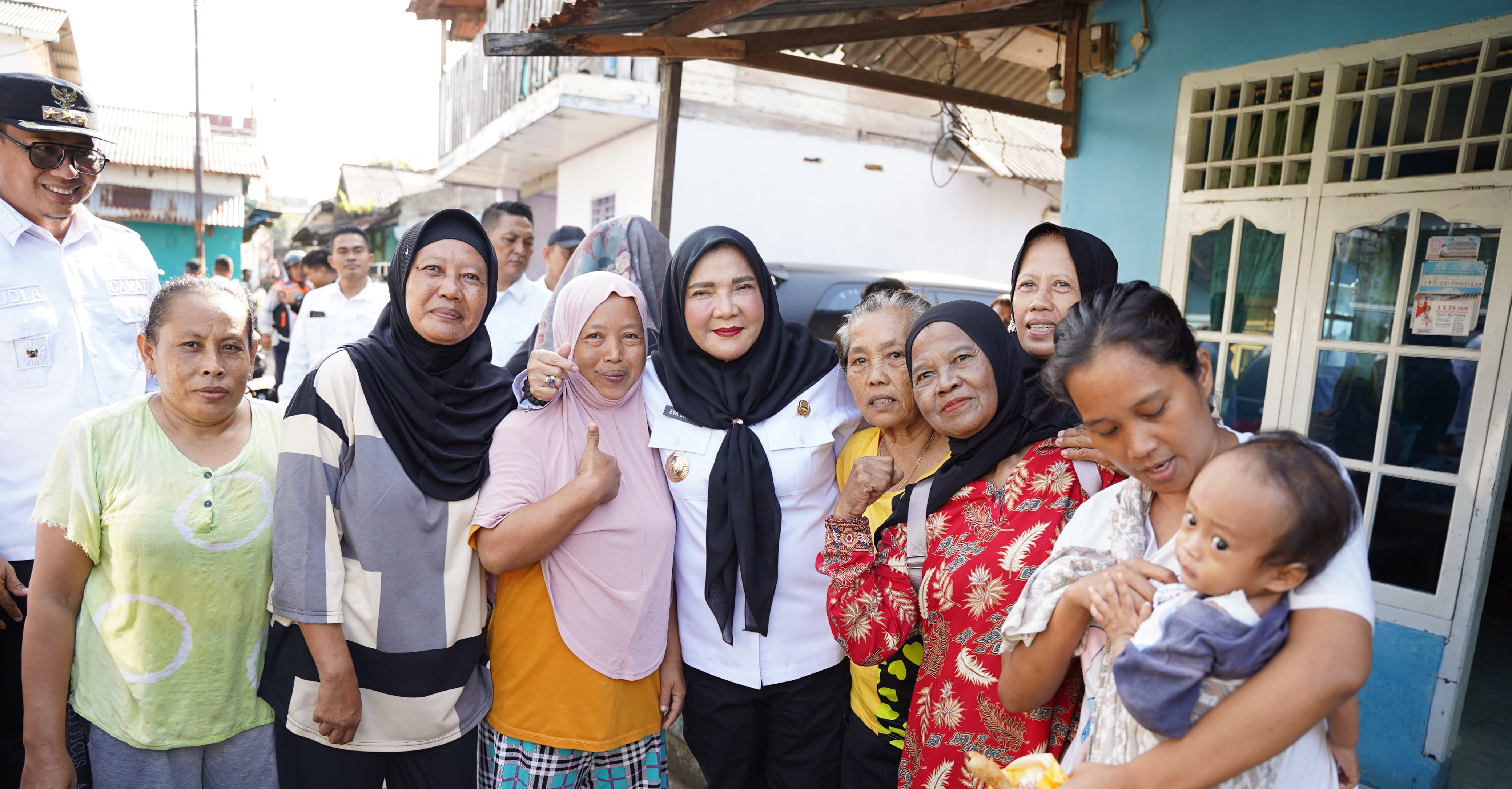 Wali Kota Bandar Lampung Eva Dwiana di tengah-tengah warga dalam suatu kunjungannya. dok. Pemkot Bandar Lampung. Blusukan Bertemu Masyarakat, Energi Lebih Bunda Eva