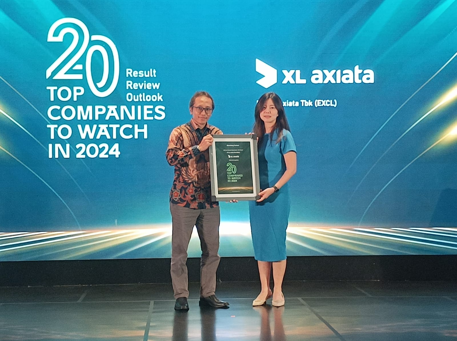 Manajemen XL Axiata ketika menerima penghargaan. XL Axiata (EXCL) Kembali Sabet Penghargaan Bergengsi, Ini Katagorinya