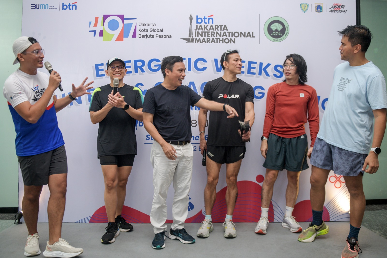 Direktur Utama BTN Nixon LP Napitupulu bersama dr Tirta memberikan sharing kepada para komunitas lari saat acara Energetic Weeks Fun Run & Coaching Clinic dalam rangka Road to BTN Jakarta International Marathon (JAKIM) 2024 di Menara 2 BTN, Jakarta, Minggu (16/6). (Foto: Endang Muchtar). BTN JAKIM 2024, 36 Ruas Jalan di Jakpus dan Selatan Bakal Ditutup