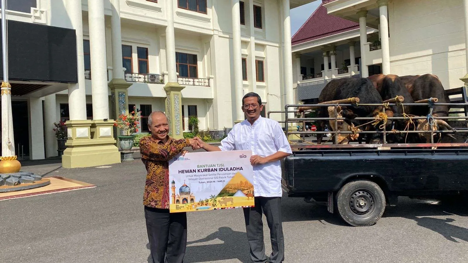 SIG (SMGR) Salurkan 331 Hewan Kurban di 23 Provinsi