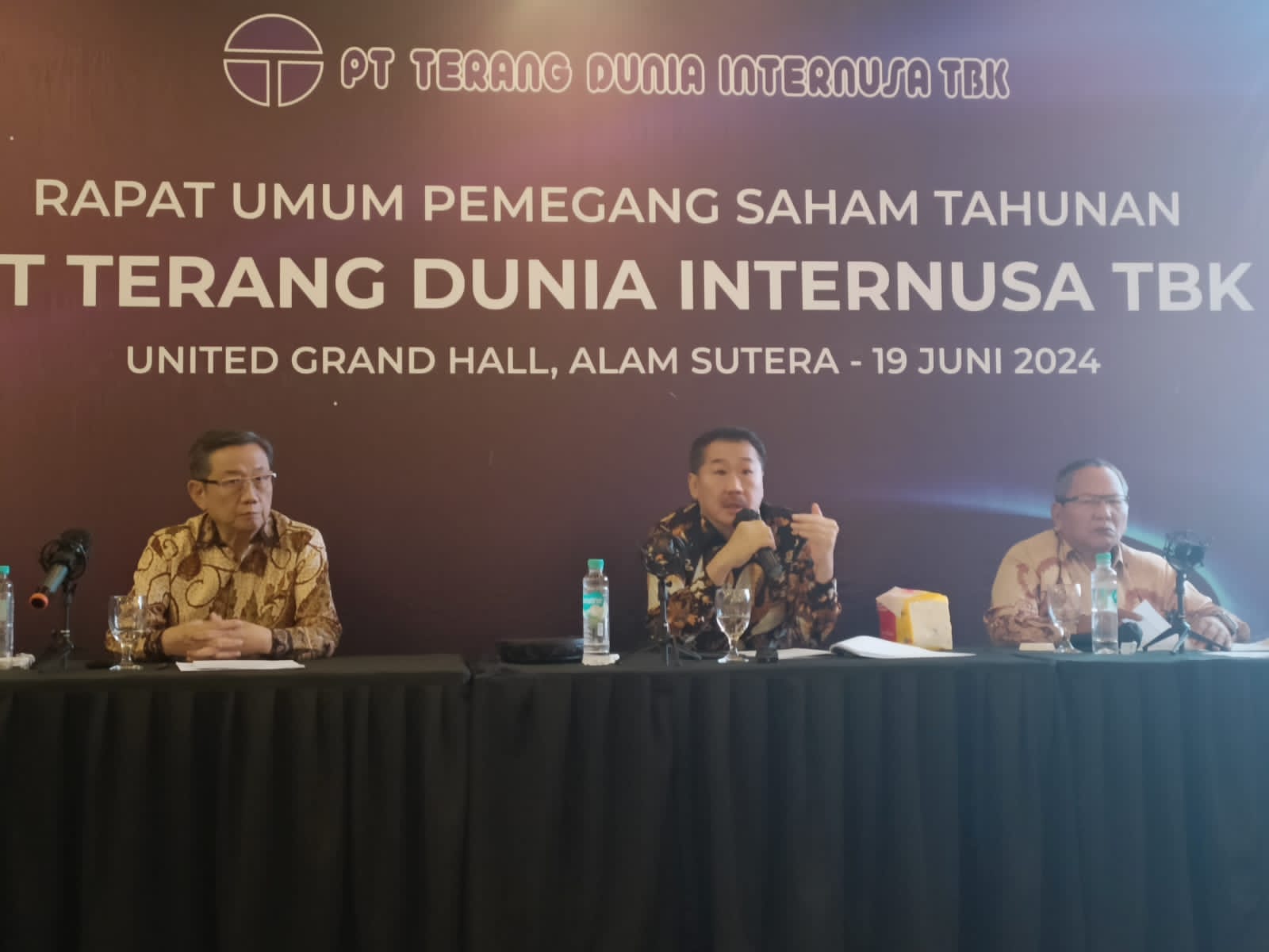 Kiri-Kanan: Presiden Direktur PT Terang Dunia Internusa Tbk. (UNTD) Stephen Mulyadi bersama Direktur Andrew Mulyadi dan Komisaris Independen Poltak Sihotang. dok. UNTD. UNTD Gelar RUPST, Siapkan Outlet Retail di Seluruh Indonesia