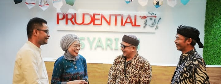 Kiri-Kanan: Harpedi Puseto, Vice President, Head of Digital & Ecosystem Partnership Prudential Syariah, Indrijati Rahayoe, Chief Human Resources & Community Investment Officer Prudential Syariah, Mohammad Hasan, Direktur Eksekutif LazWaf Al-Azhar, Rahmatullah Sidik, GM Fundraising & Partnership LazWaf Al-Azhar, berfoto bersama dalam kegiatan Serah Terima Donasi Program ‘Kurban Bersama, Berkah Sesama’. dok. ist. Iduladha 2024, Prudential Syariah Ajak Masyarakat Berbagi untuk Sesama