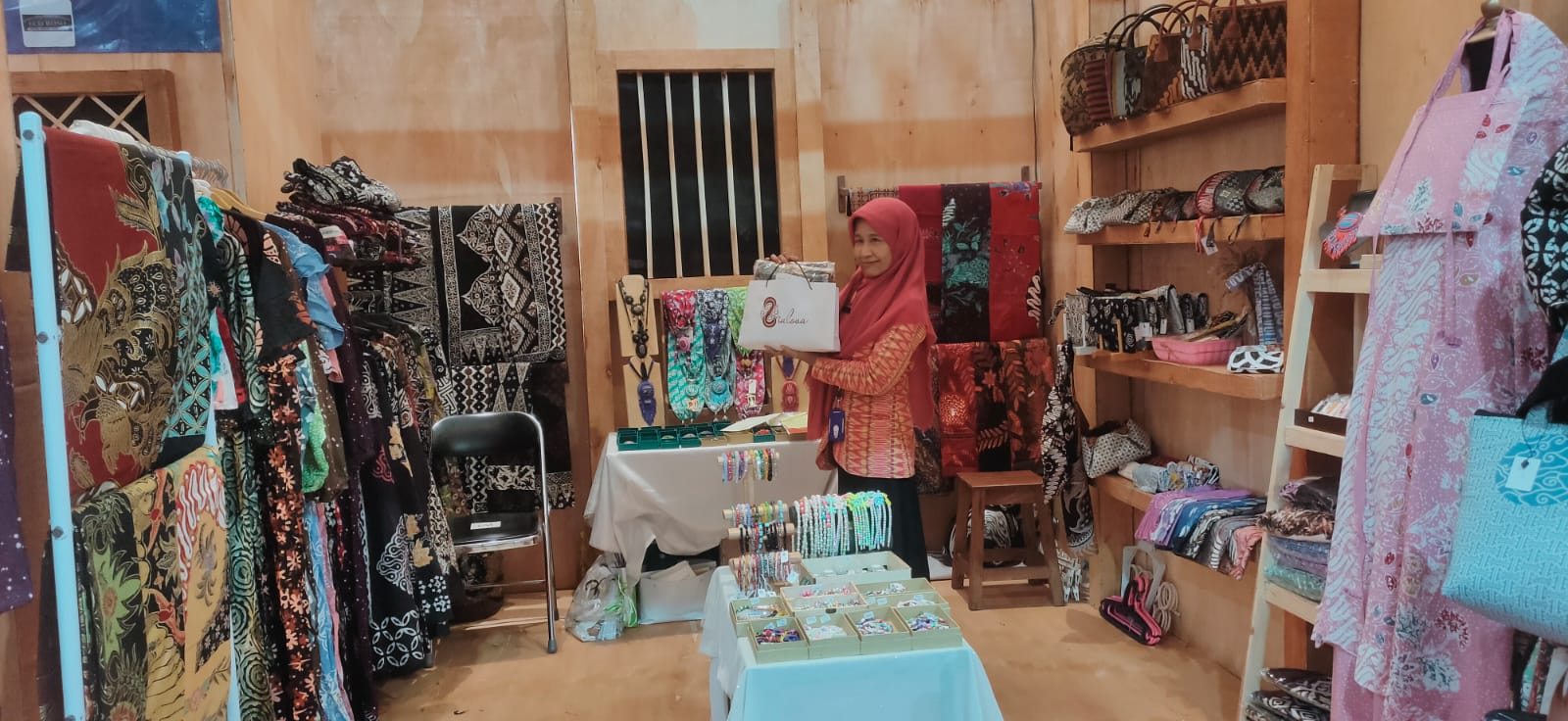 Zialova Batik menghadirkan beragam variasi produk yang sesuai kebutuhan dan minat masyarakat saat ini. Beberapa produk yang dihadirkan seperti mukena, daster, gamis, hingga baju koko dan sarung yang khusus disediakan untuk bulan Ramadan. dok. BRI. Manfaatkan KUR BRI, Ini Kisah Sukses Zialova Batik dari Pekalongan