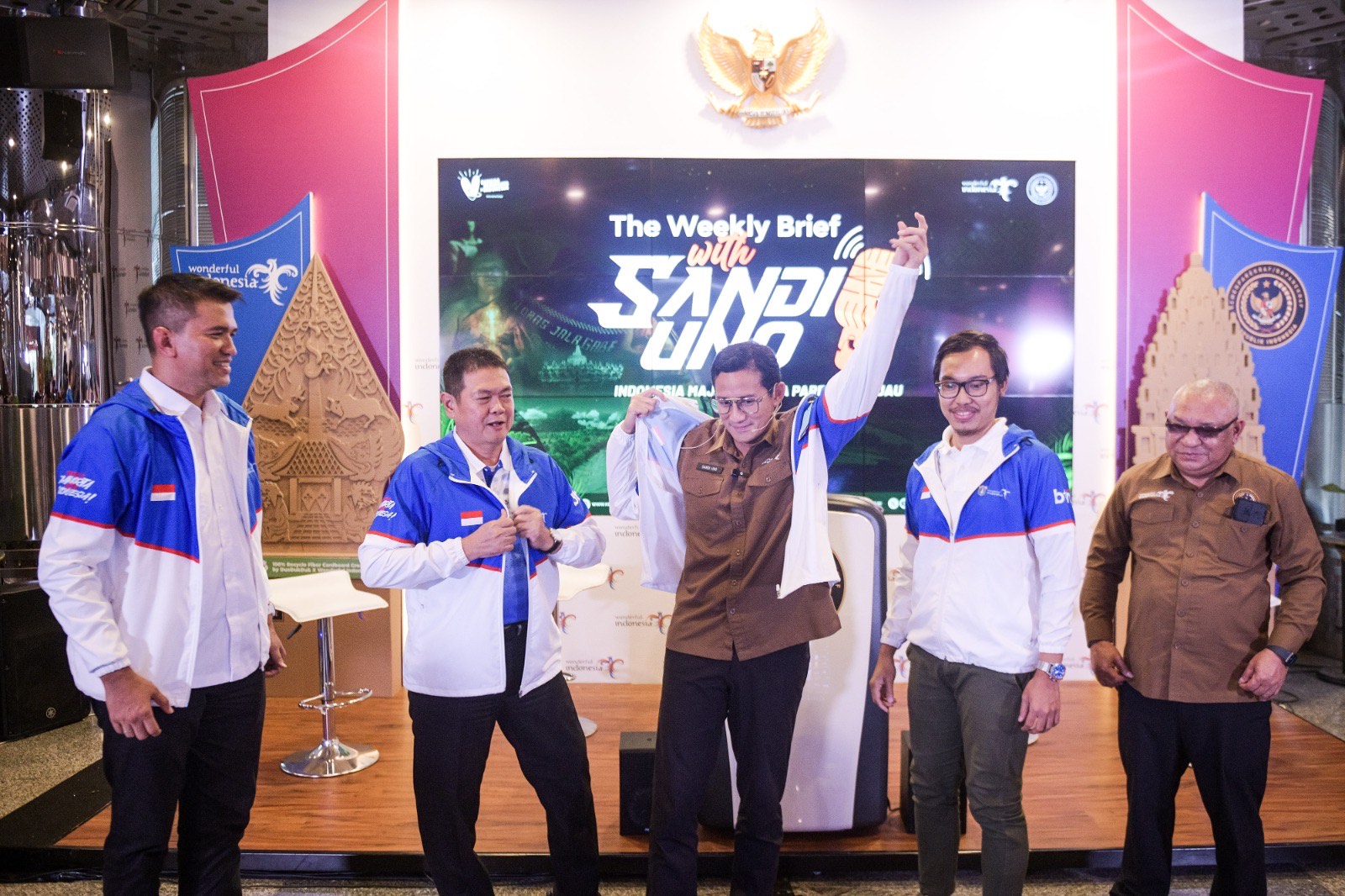 Menparekraf Sandiaga Uno memakai jaket BTN Jakim 2024. FOTO - ISTIMEWA Dukung BTN Jakim 2024, Ini Alasan Kemenparekraf
