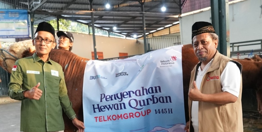 Ketua Majelis Taklim TelkomGroup Pusat, Agus Riyono (kanan), mengungkapkan pada Iduladha 2024 ini TelkomGroup menyerahkan total 544 hewan kurban, di antaranya sebanyak 202 ekor sapi dan 342 ekor kambing dan domba. dok. Telkom. Iduladha 2024, TelkomGroup Distribusikan 544 Hewan Kurban