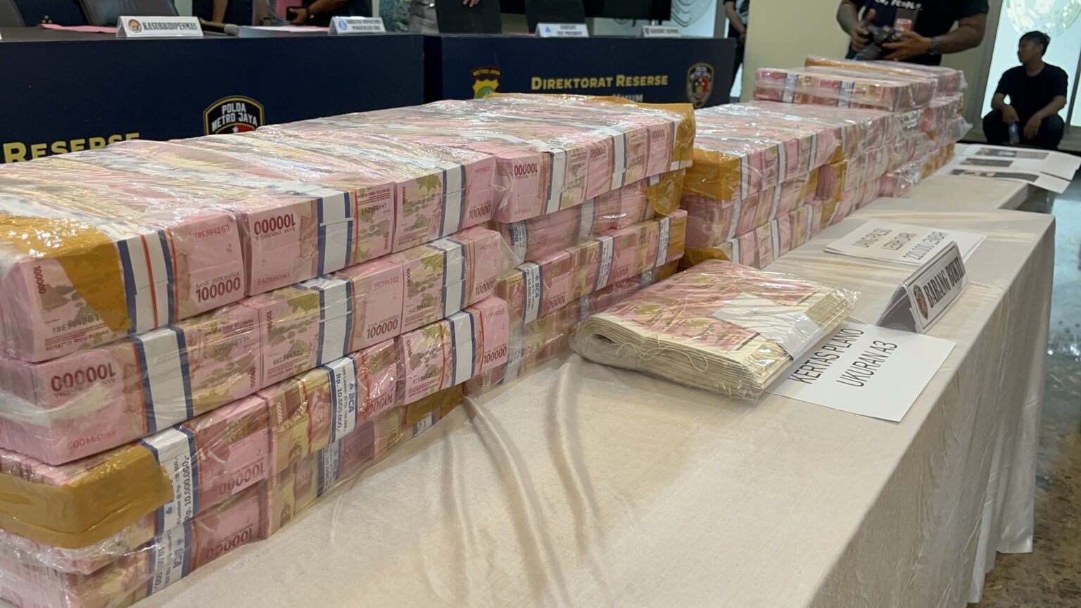 Barang bukti uang palsu Rp22 miliar di Jakarta Barat. dok. FTNews. Adinda Ratna Safira. Kasus Uang Palsu Rp22 Miliar di Jakbar, Ini Hasil Penelitian BI