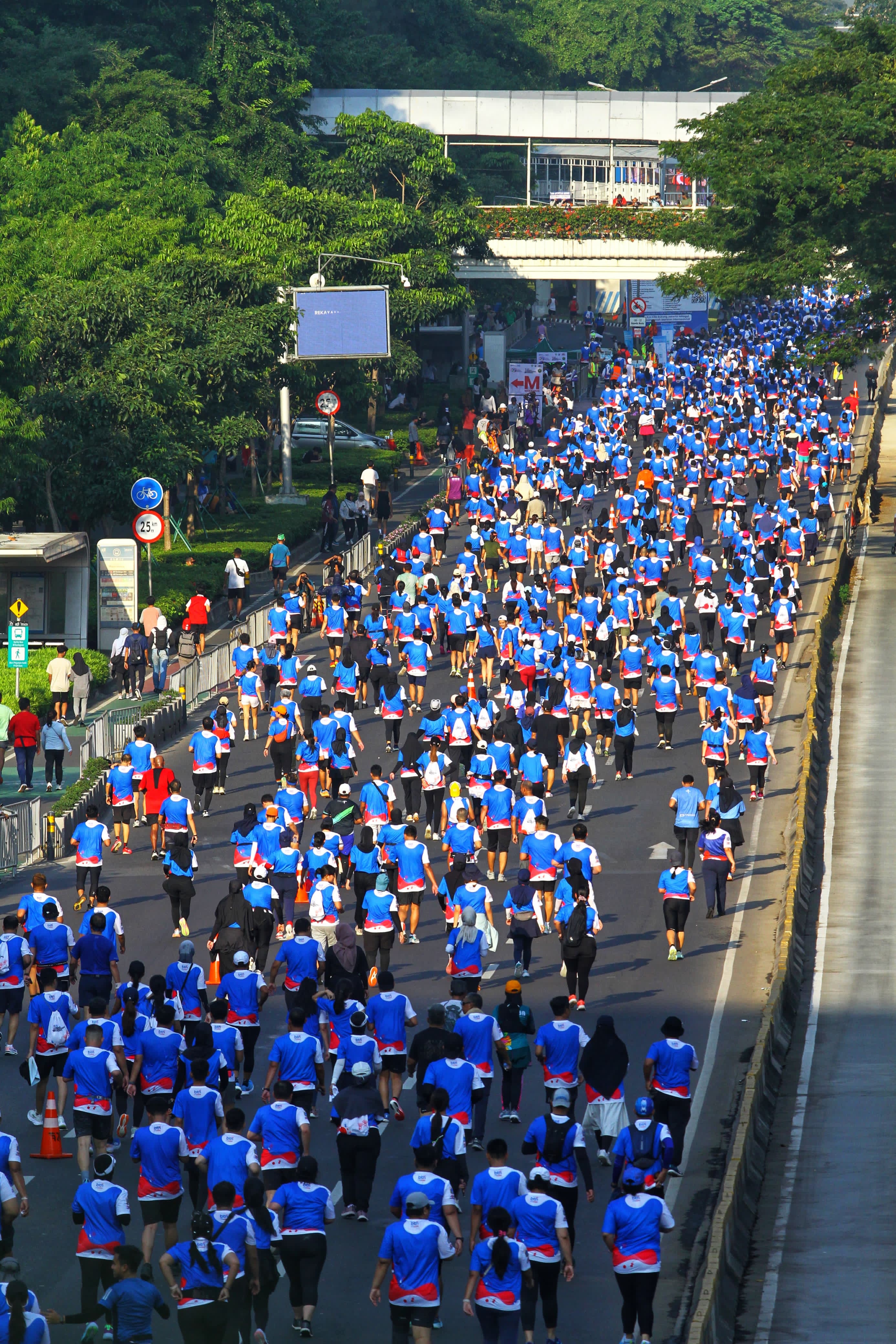 Lautan Pelari memenuhi kawasan Sudirman Thamrin dalam gelaran BTN Jakarta International Marathon (JAKIM) 2024 di Jakarta, Minggu (23/6). BTN JAKIM 2024 sukses digelar dengan diikuti lebih dari 15.000 pelari baik dari dalam negeri maupun manca negara. (Foto:Endang Muchtar). Diikuti 15 Ribu Pelari, BTN JAKIM 2024 Sukses Digelar