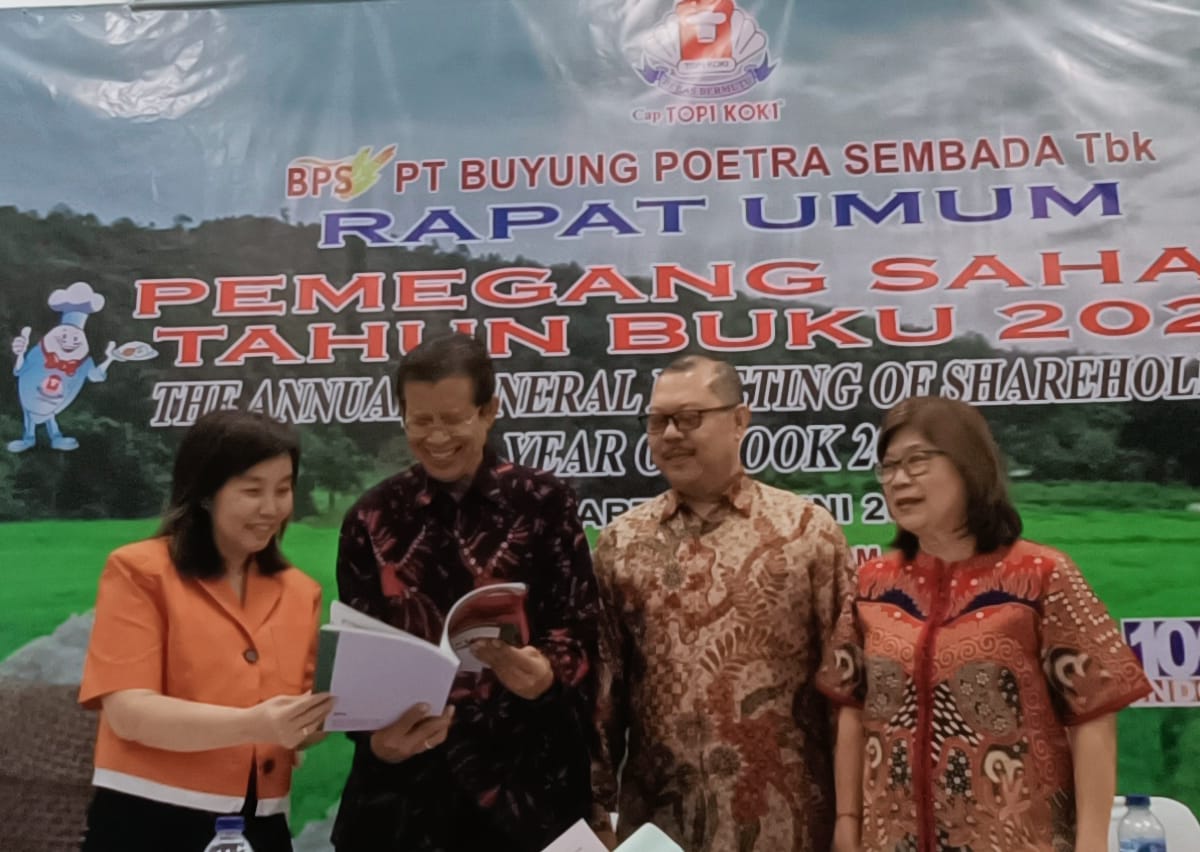 Kiri-Kanan: Elly Tjandra – Komisaris, Jonathan Jochanan – Presiden Komisaris?Budiman Susilo - Direktur, Muliati - Direktur, berbincang usai RUPS, di Jakarta Selasa (25/6/2024). dok. HOKI. Ekspansi Bisnis FMCG, Buyung Poetra (HOKI) Siapkan Capex Rp15 Miliar