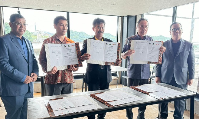 Pada Selasa (25/6) telah dilaksanakan penandatanganan MoU antara Kepala Badan Pengembangan Sumber Daya Manusia Industri (BPSDMI) Kemenperin RI, Masrokhan dengan CEO Morimitsu Industry Co., Ltd, Mitsusaki Shunji dan Chairman AAI Co., Ltd, Nakamura Hirohide di Nagasaki RI Gandeng Dua Perusahaan Jepang untuk Cetak SDM Industri Kompeten