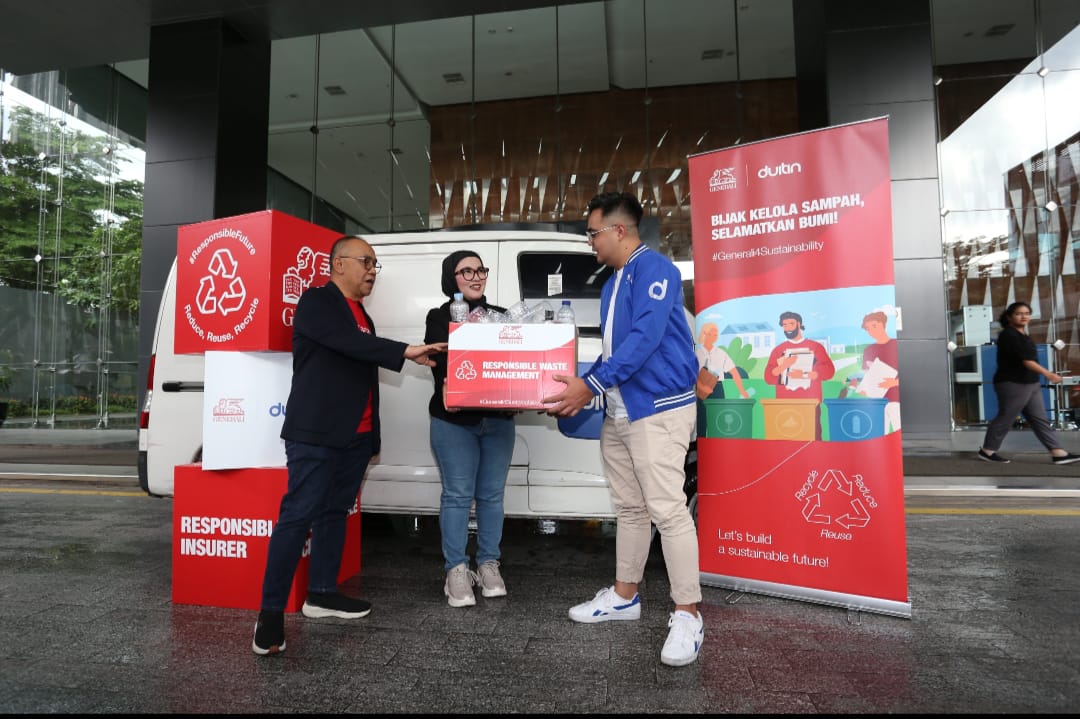 Manajemen Generali Indonesia, Vivin Arbianti Gautama selaku Chief Marketing Officer (tengah) dan Rully Safari selaku Chief Human Capital (kiri) serta Adijoyo Prakoso selaku Co-Founder Duitin (kanan) saat peresmian kerja sama dalam mengimplementasikan responsible waste management, atau pengelolaan sampah yang bertanggung jawab di Kantor Generali, Jakarta pada Kamis (27/6/2024). dok. ist. Ajak Masyarakat Bijak Kelola Sampah, Generali Indonesia Gandeng DUITIN