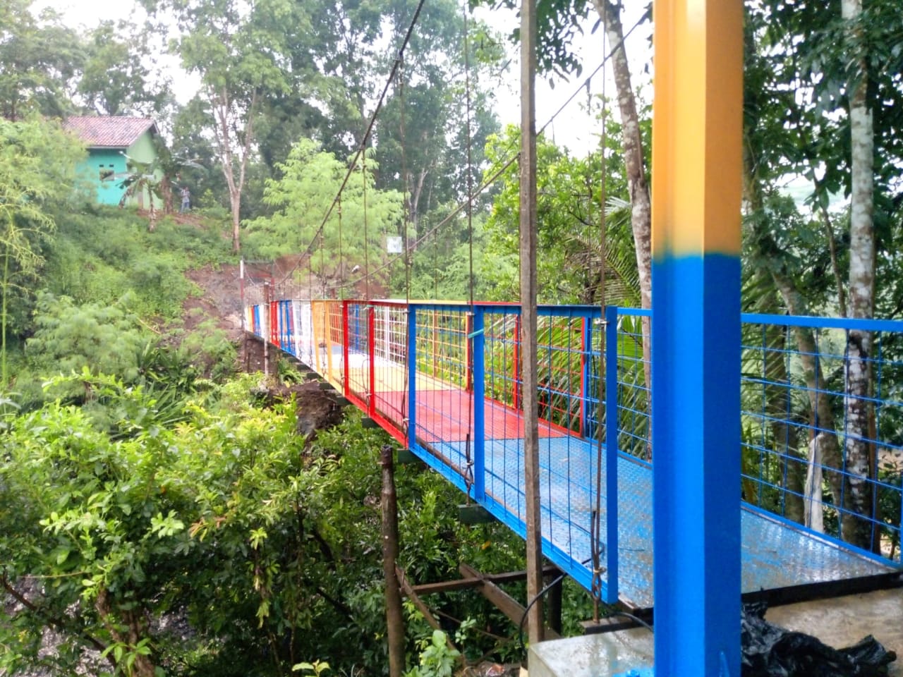 PT Telkom Indonesia (Persero) Tbk (TLKM), atau Telkom berinisiatif merekonstruksi jembatan di Desa Cimahpar, Kabupaten Sukabumi, Jawa Barat. dok. Telkom. Perluas Akses Desa, Telkom Rekonstruksi Jembatan Gantung di Sukabumi