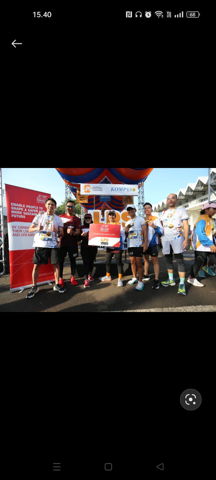 Manajemen Generali Indonesia, Arry B Wibowo selaku Director Legal and Sharia Business (kanan) bersama Vivin Arbianti Gautama selaku Chief Marketing Officer (kiri) saat memberikan proteksi secara simbolis kepada perwakilan pelari LPS Monas Half Marathon 2024 di Jakarta pada Minggu, 30 Juni 2024. Generali Indonesia memberikan proteksi jiwa dan kesehatan yang diakibatkan kecelakaan termasuk berbagai risiko yang berhubungan langsung dengan olahraga lari selama acara berlangsung. dok. Generali Indonesia. Generali Indonesia Proteksi Para Pelari LPS Monas Half Marathon 2024