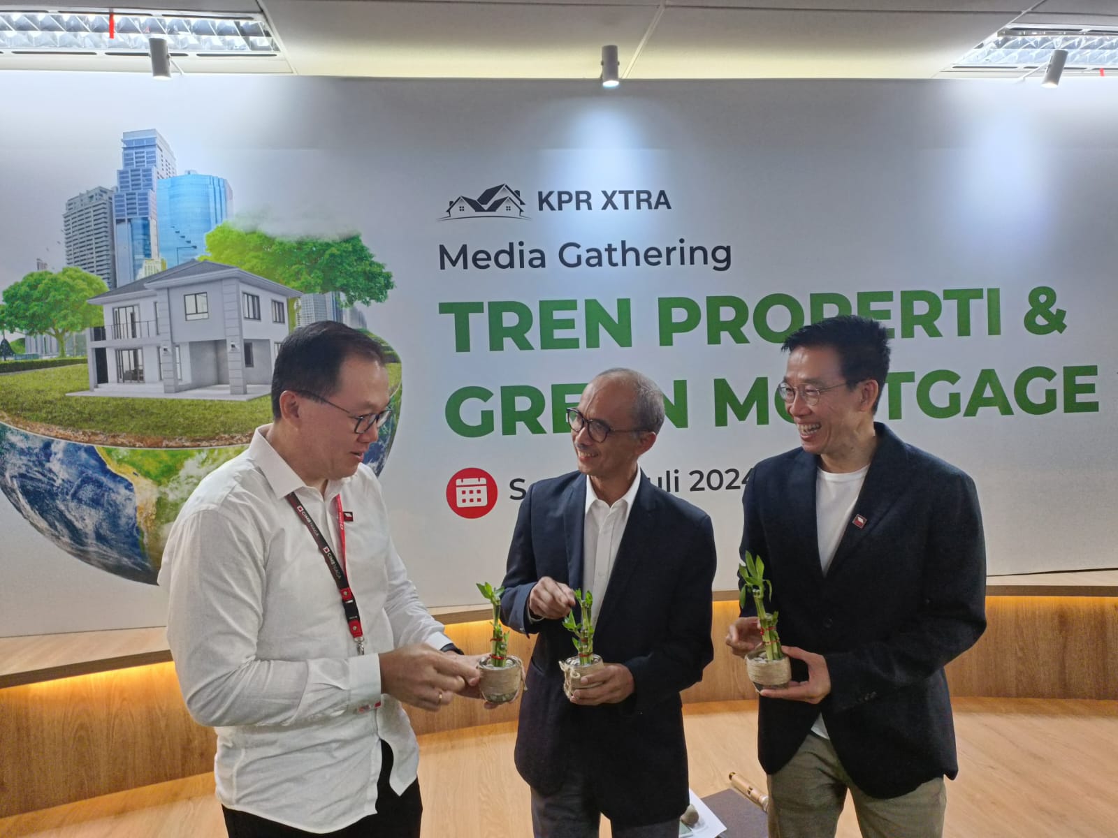 Head of Secured Lending Business & Consumer Credit Underwriting CIMB Niaga Djojo Boentoro (kiri) bersama Head of Non Branch Channel CIMB Niaga Heintje Mogi (kanan) dan Associate Director of Planning & Design Ciputra Residence Taufiq Hidayat (tengah) usai diskusi dalam Media Gathering Bersama CIMB Niaga bertema Tren Properti dan Green Mortgage 2024 di Jakarta, Senin (1/7/2024). dok. CIMB Niaga. CIMB Niaga (BNGA) Perkuat Inisiatif KPR Hijau Dukung Bumi yang Lestari